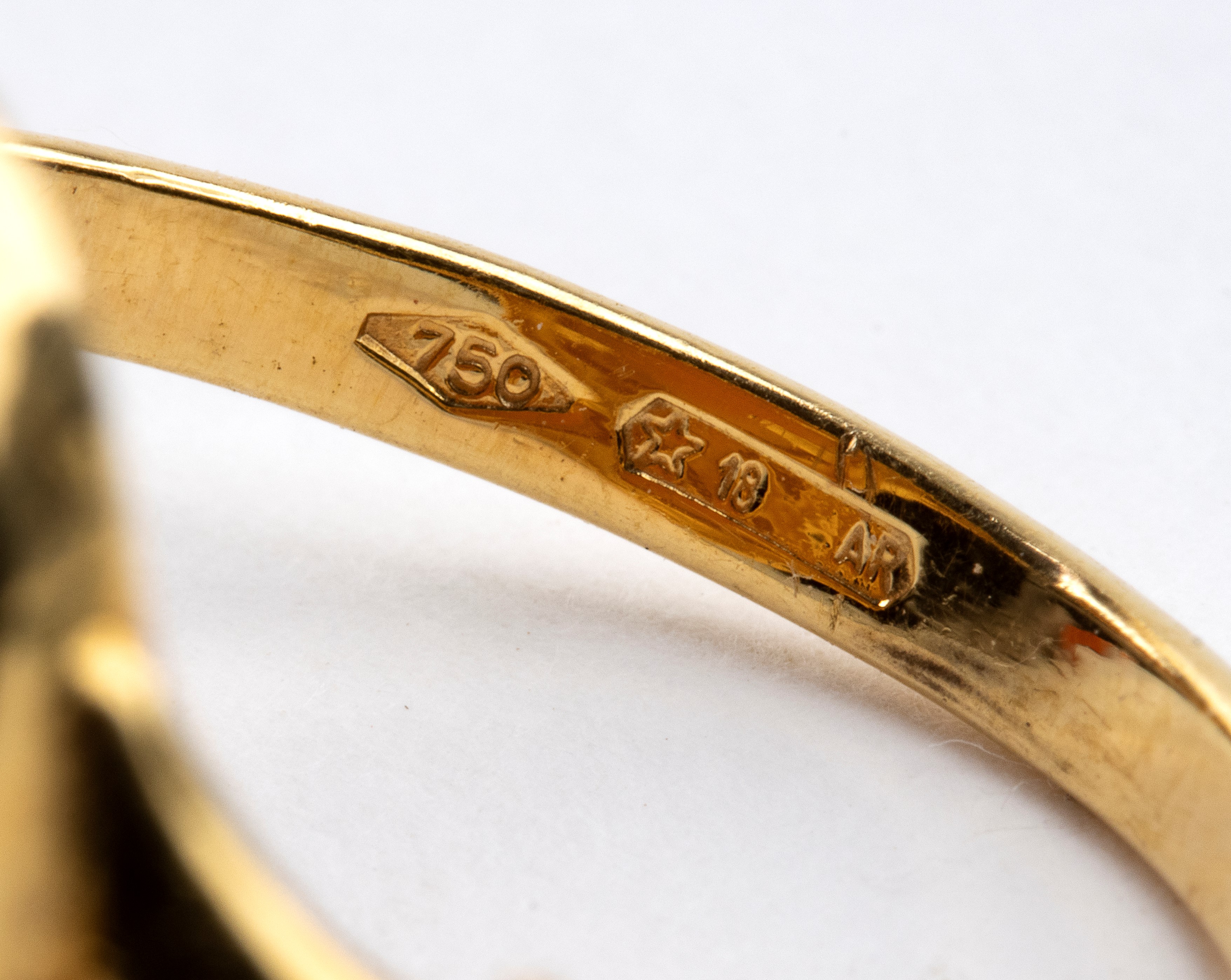 Ponzalli & Chini, Anello in oro giallo 18k con cammeo ovale in conchiglia raffigurante profilo di...