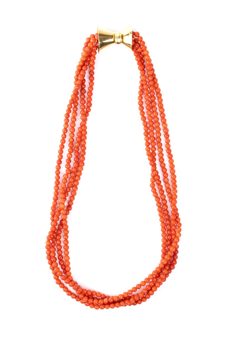 Collana in oro giallo 18k con quattro fili di sfere di corallo rosso del Mediterraneo