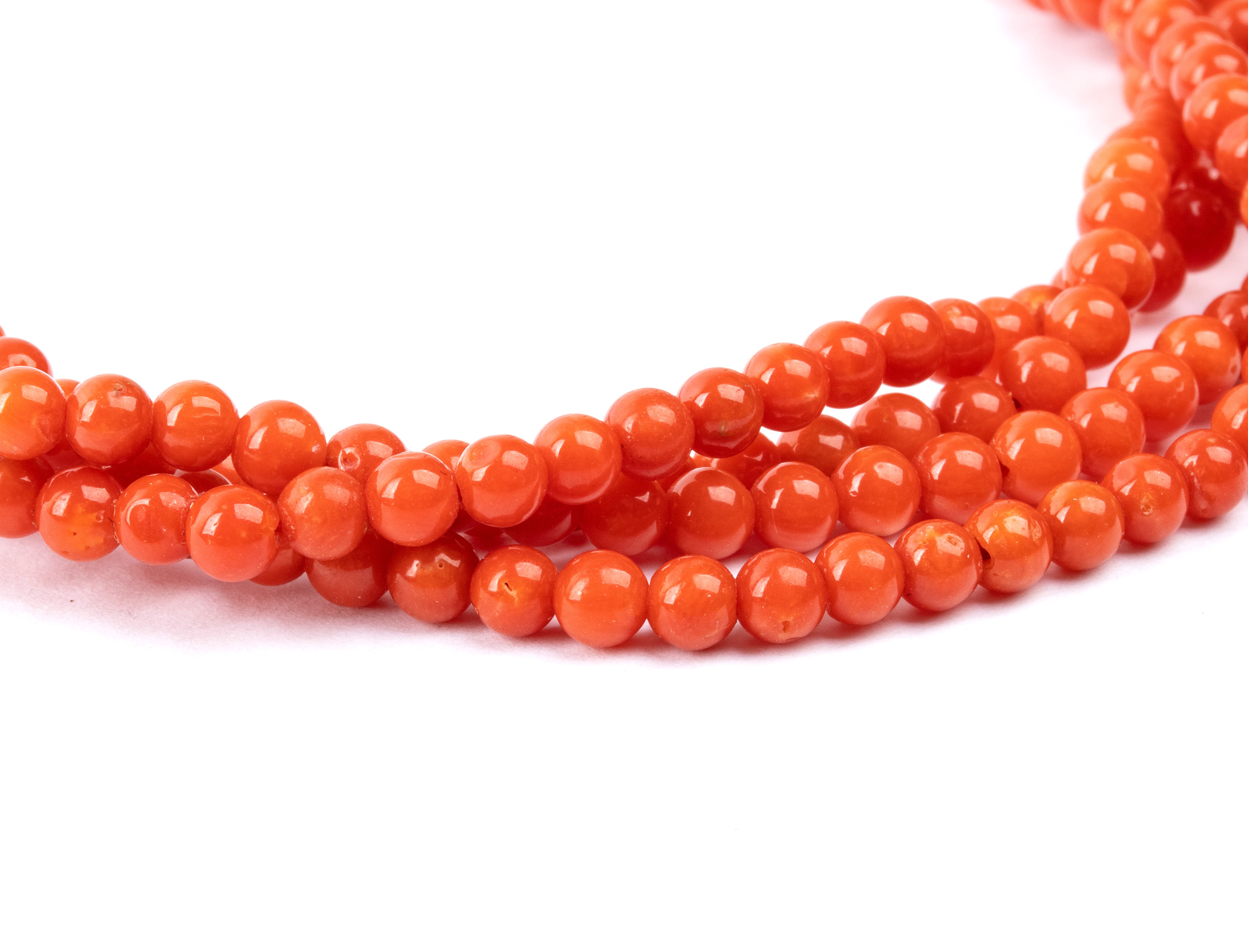 Collana in oro giallo 18k con quattro fili di sfere di corallo rosso del Mediterraneo