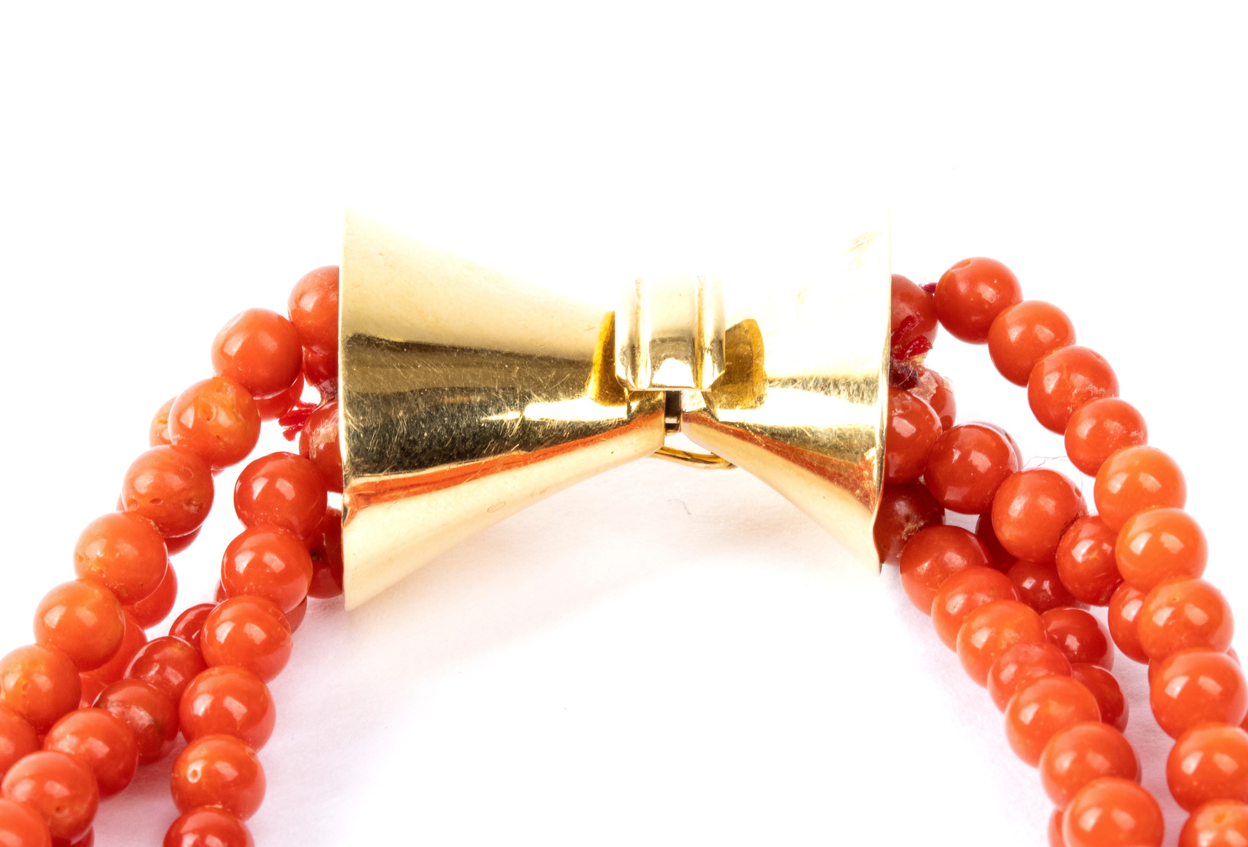 Collana in oro giallo 18k con quattro fili di sfere di corallo rosso del Mediterraneo
