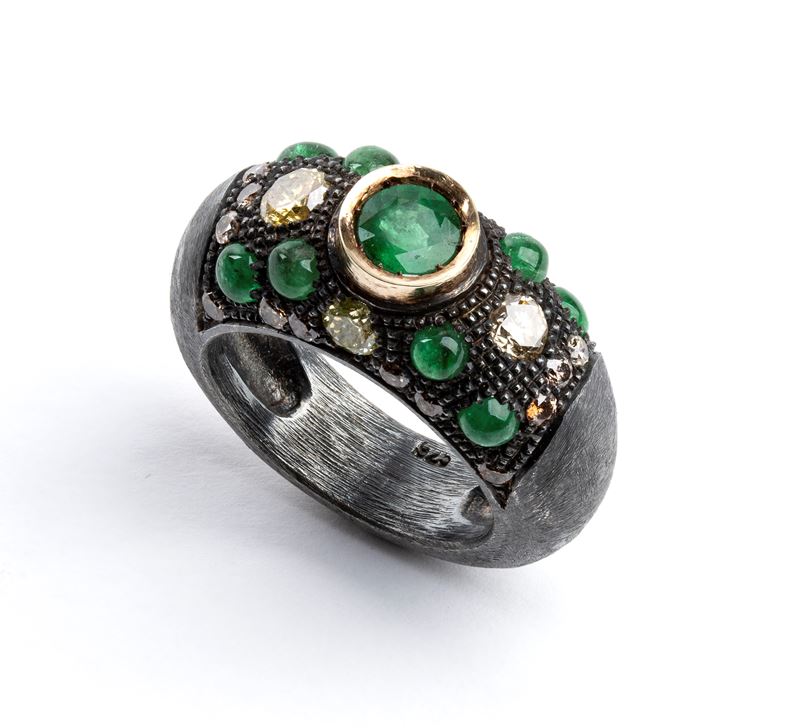 Anello a fascia in argento con smeraldi e diamanti