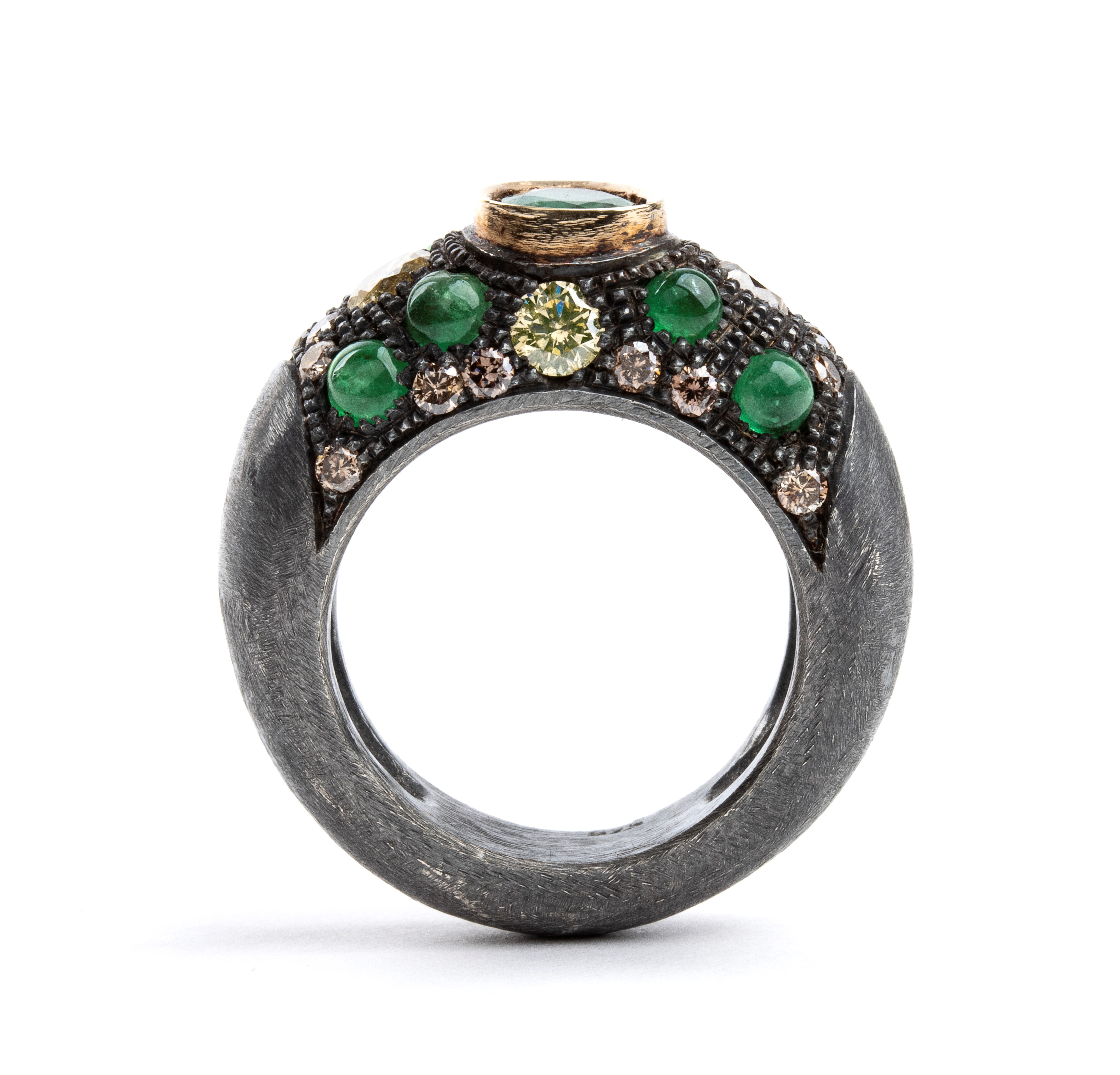 Anello a fascia in argento con smeraldi e diamanti