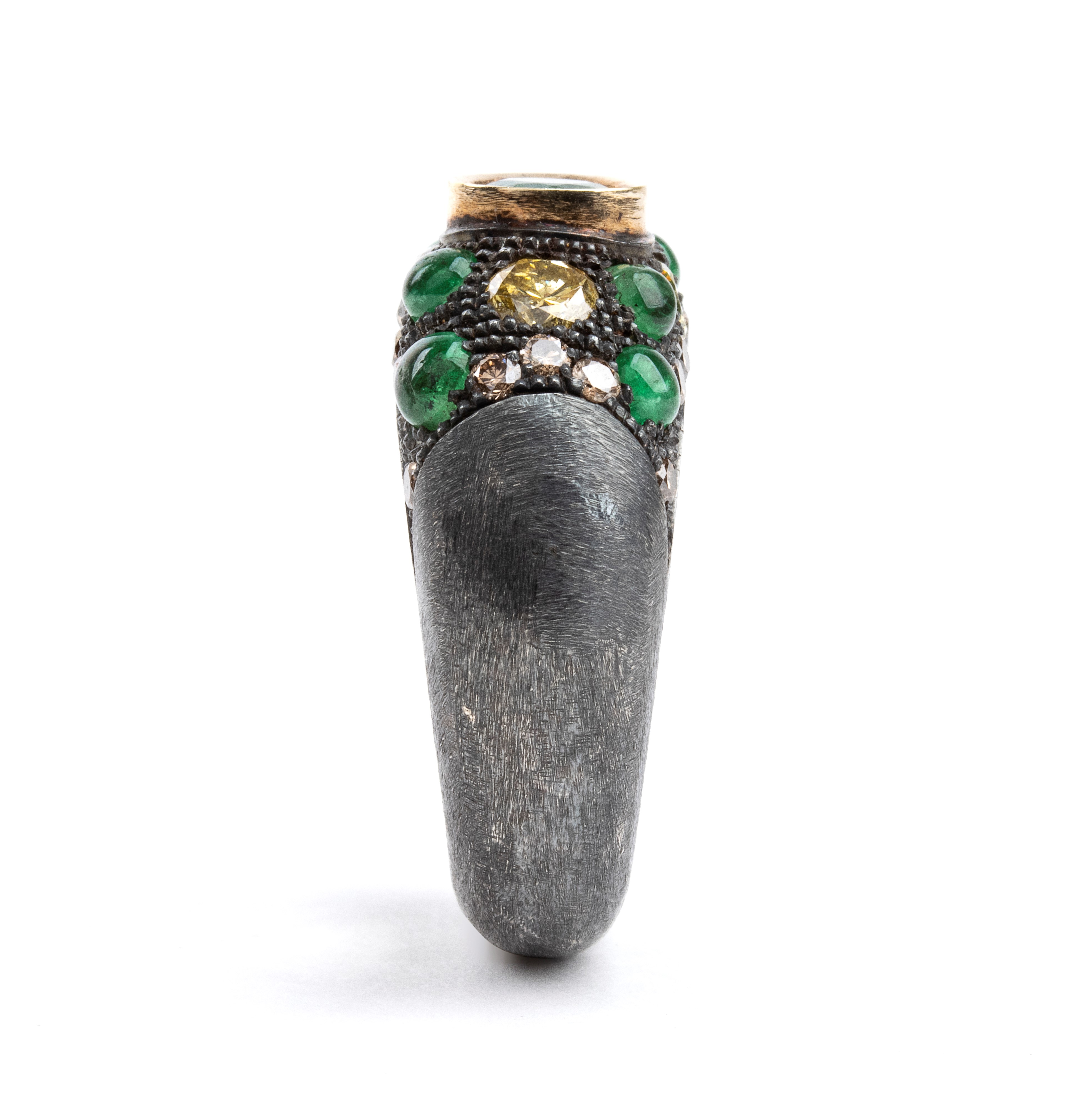 Anello a fascia in argento con smeraldi e diamanti