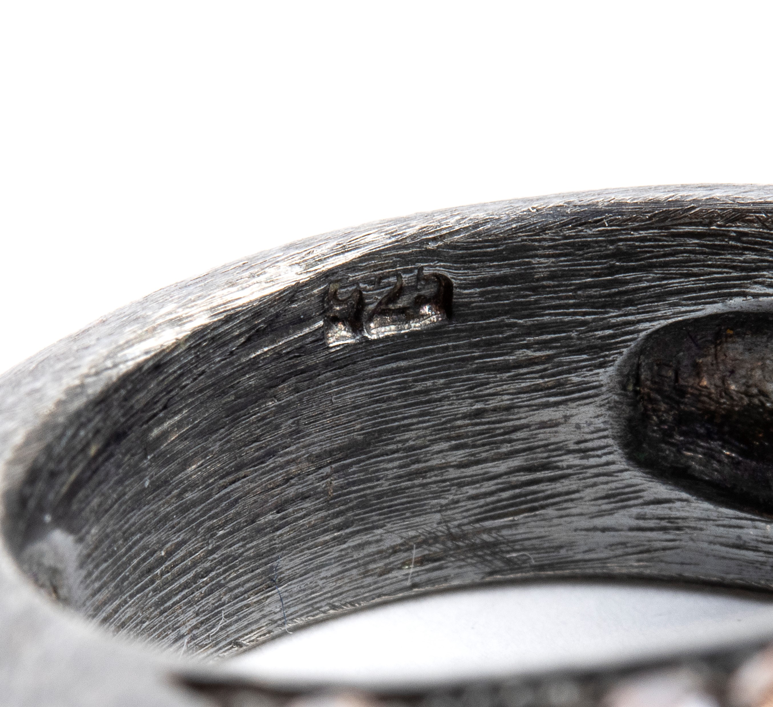 Anello a fascia in argento con smeraldi e diamanti