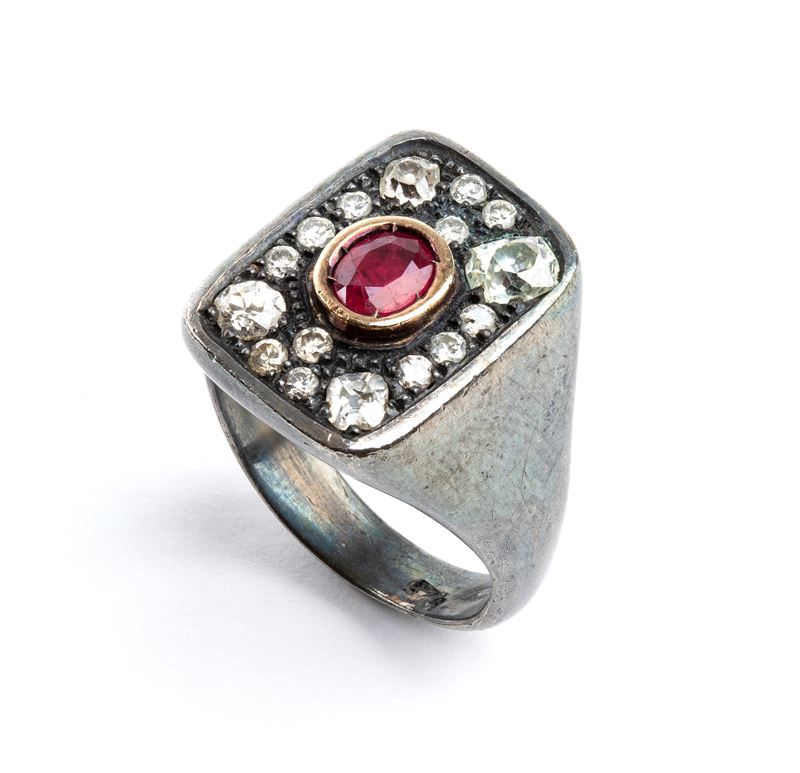 Anello in argento con rubino e diamanti