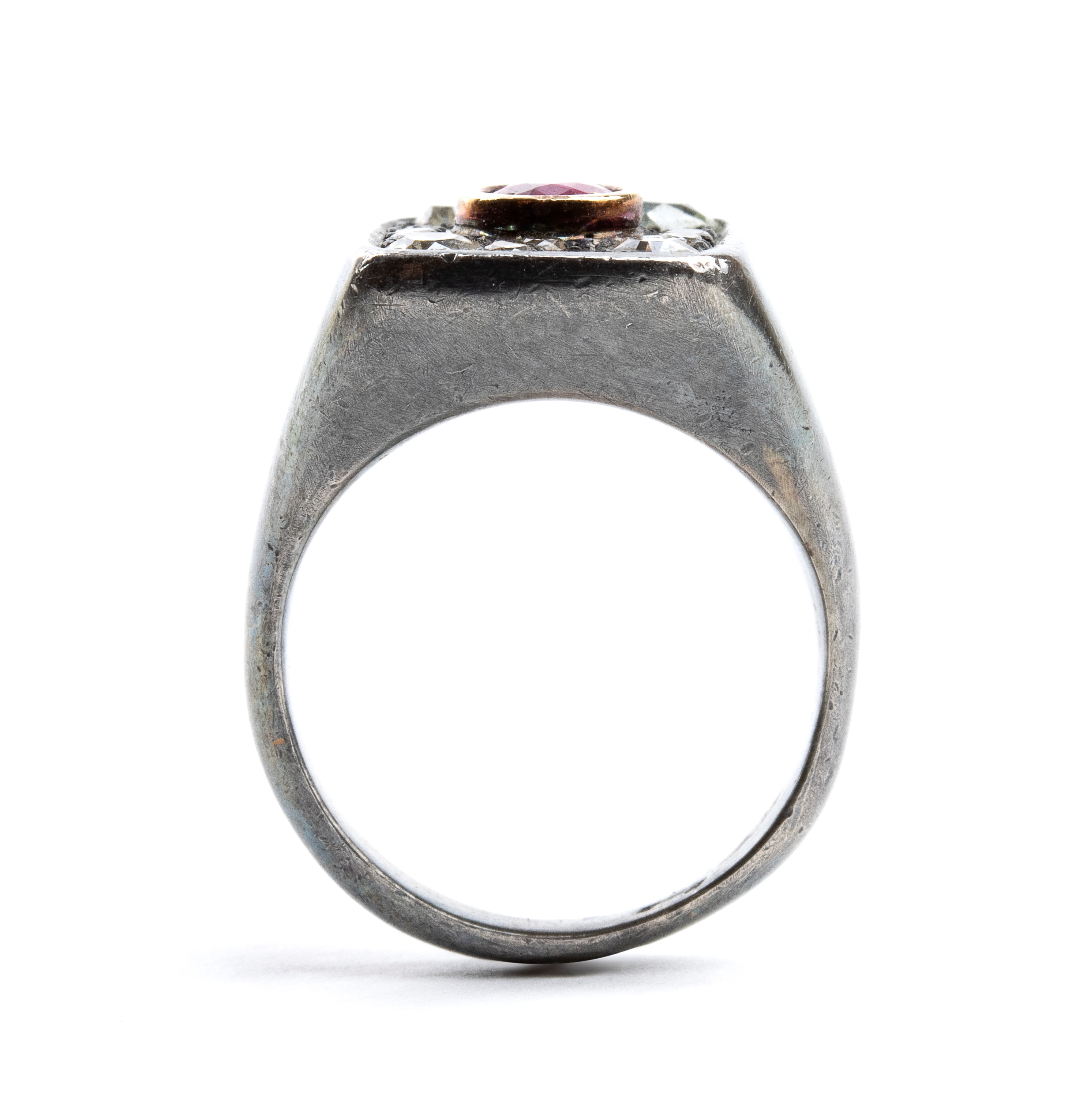 Anello in argento con rubino e diamanti