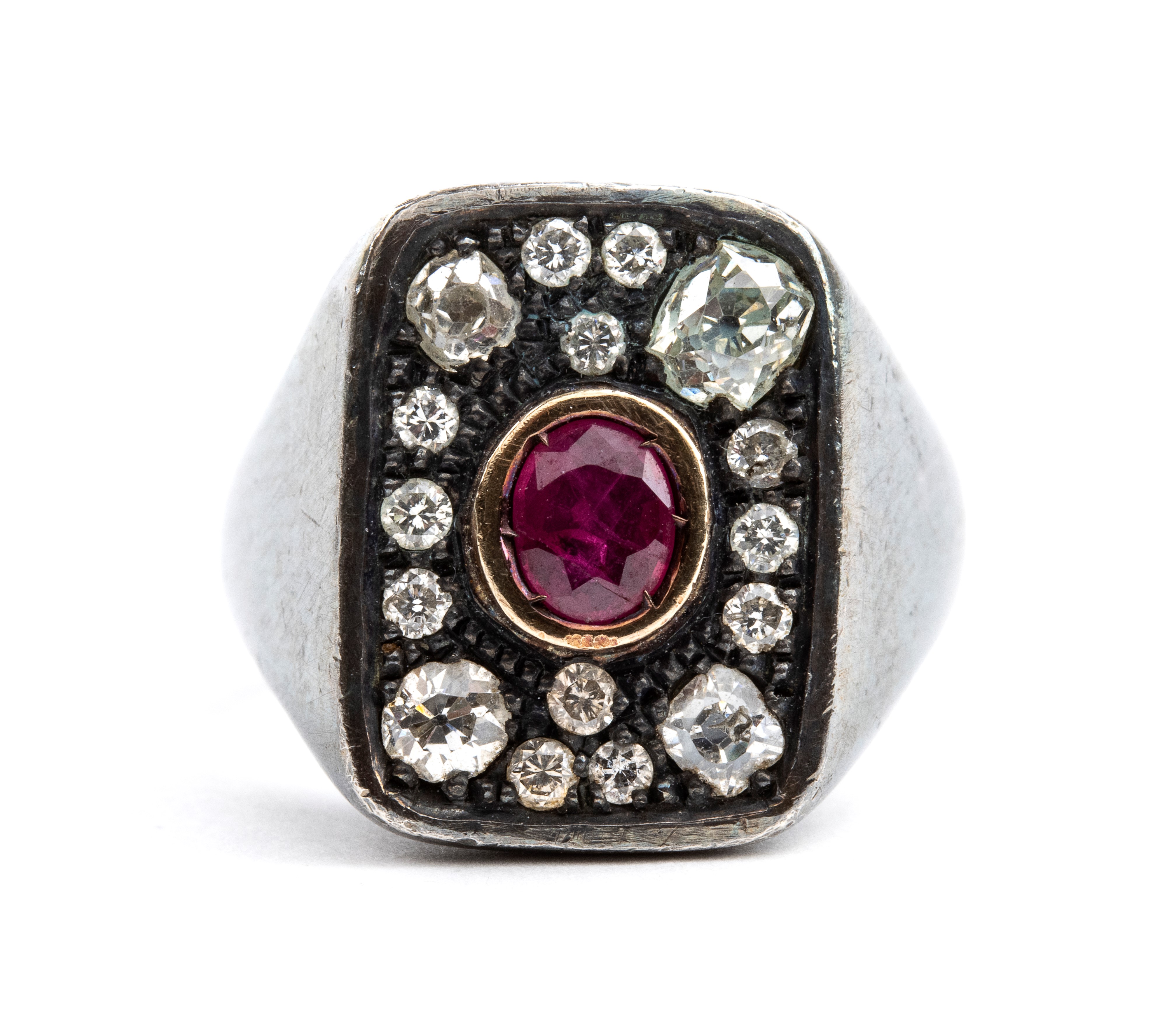 Anello in argento con rubino e diamanti