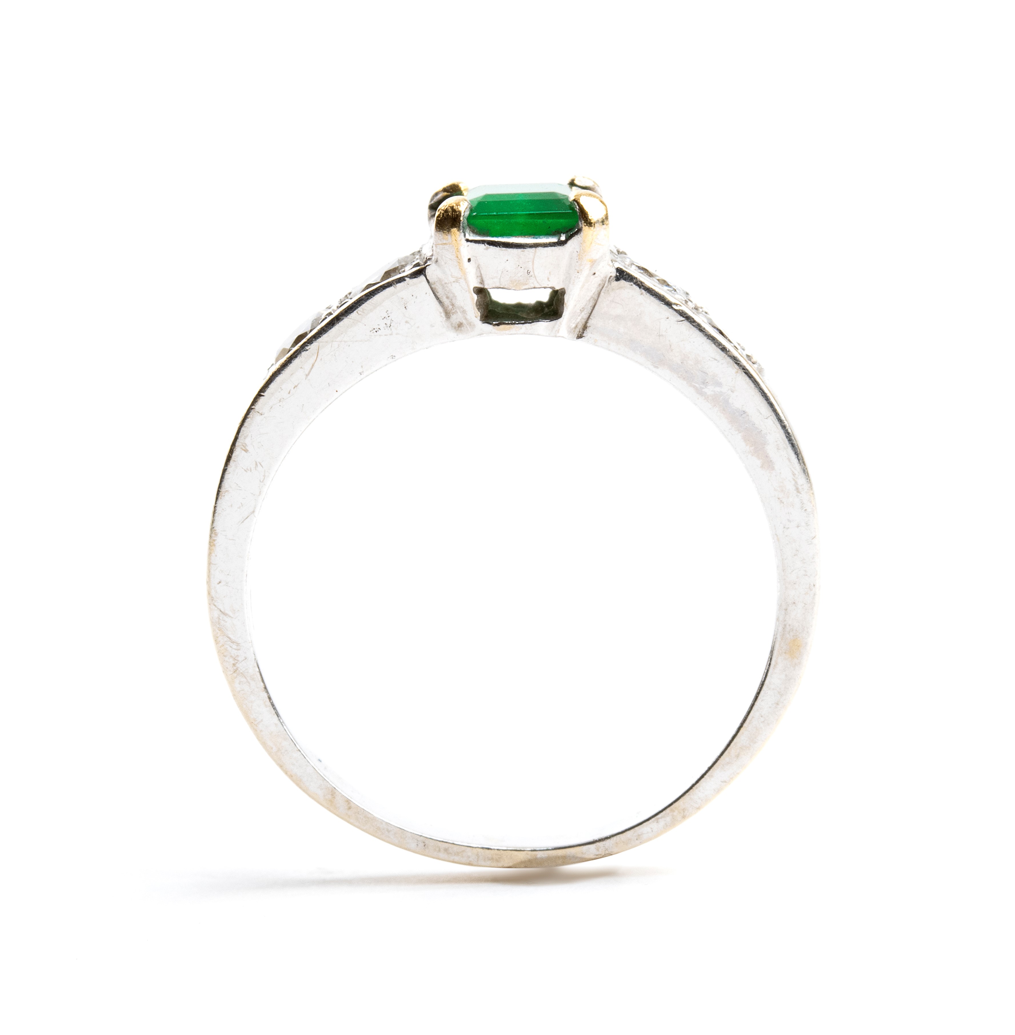 Anello in oro con smeraldo e diamanti