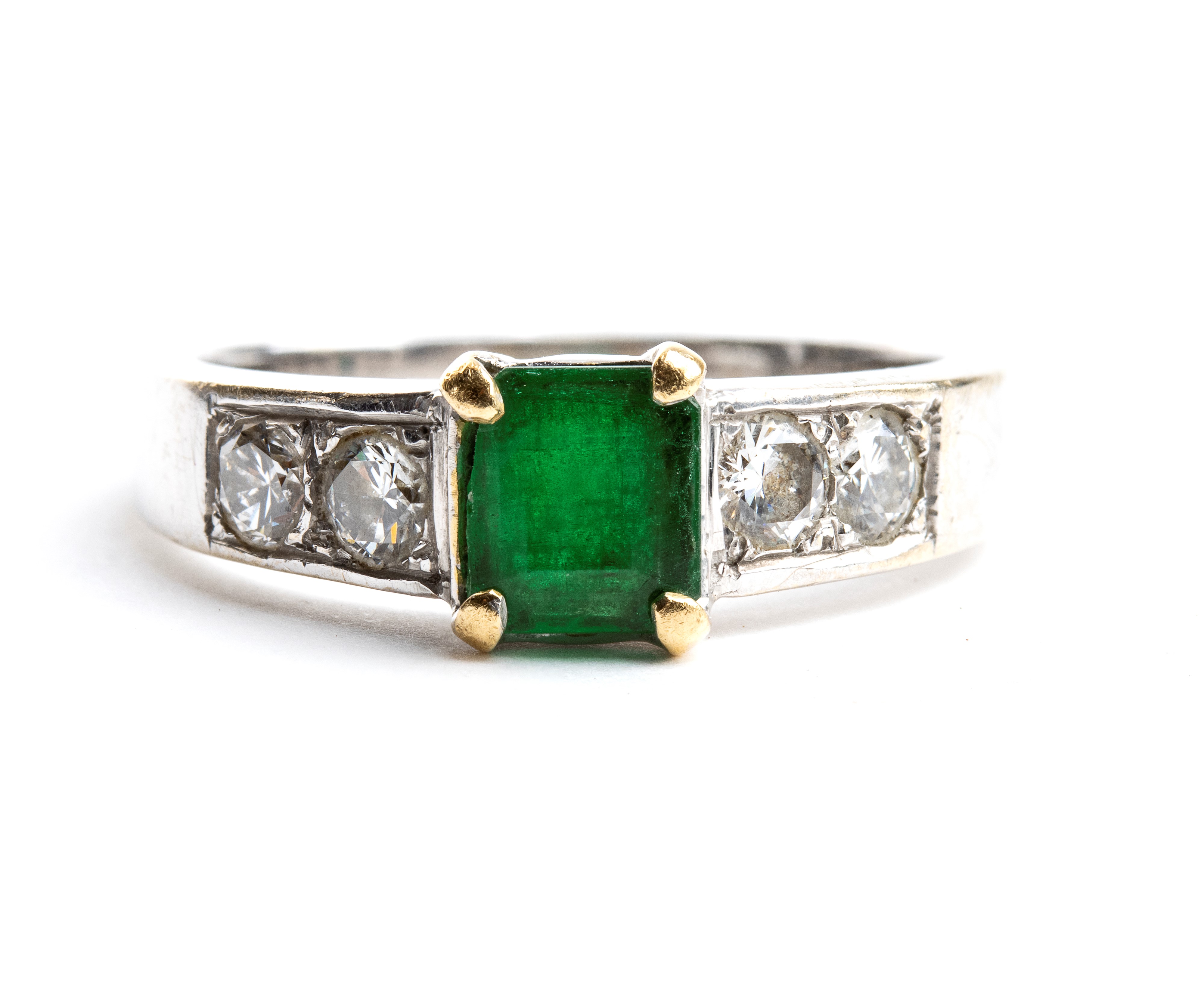 Anello in oro con smeraldo e diamanti