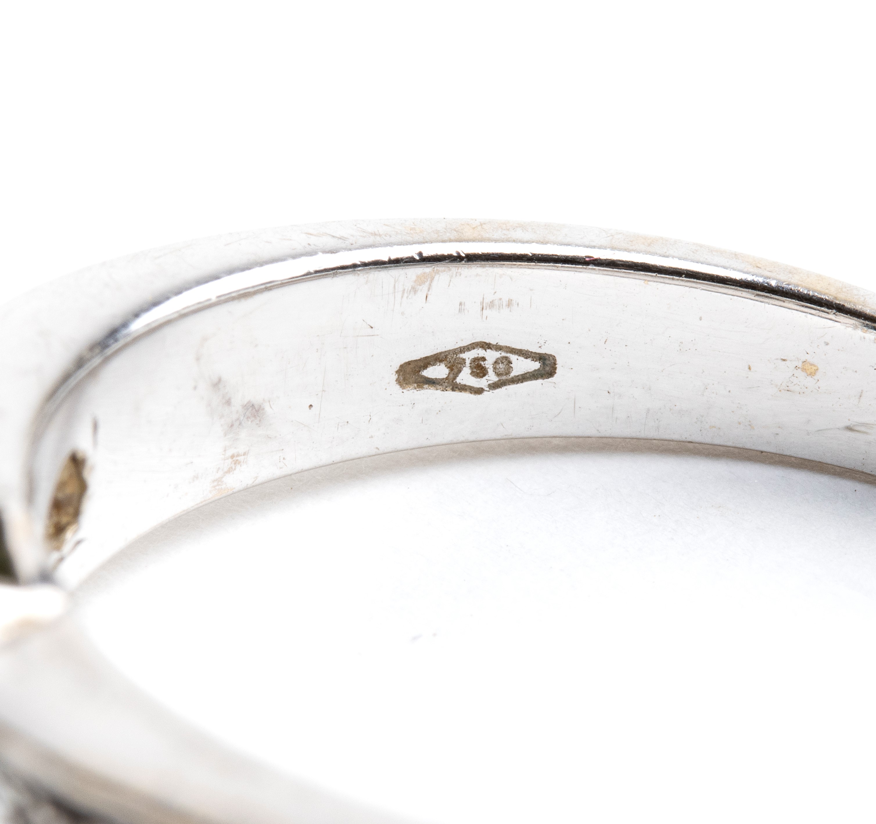 Anello in oro con smeraldo e diamanti