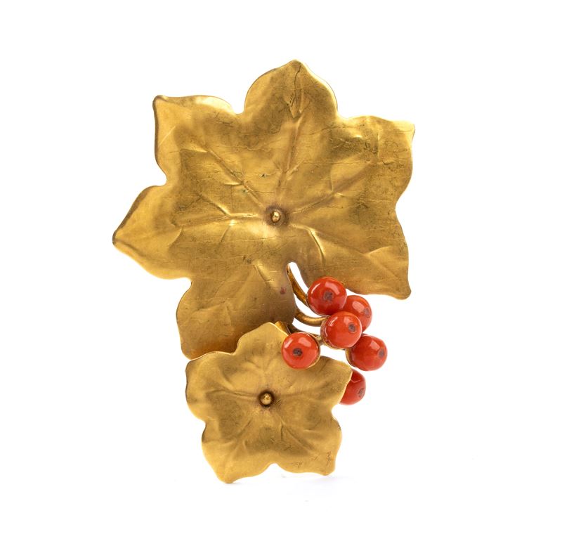 Spilla in oro giallo con corallo Mediterraneo (Corallum rubrum) a forma di foglie di edera
