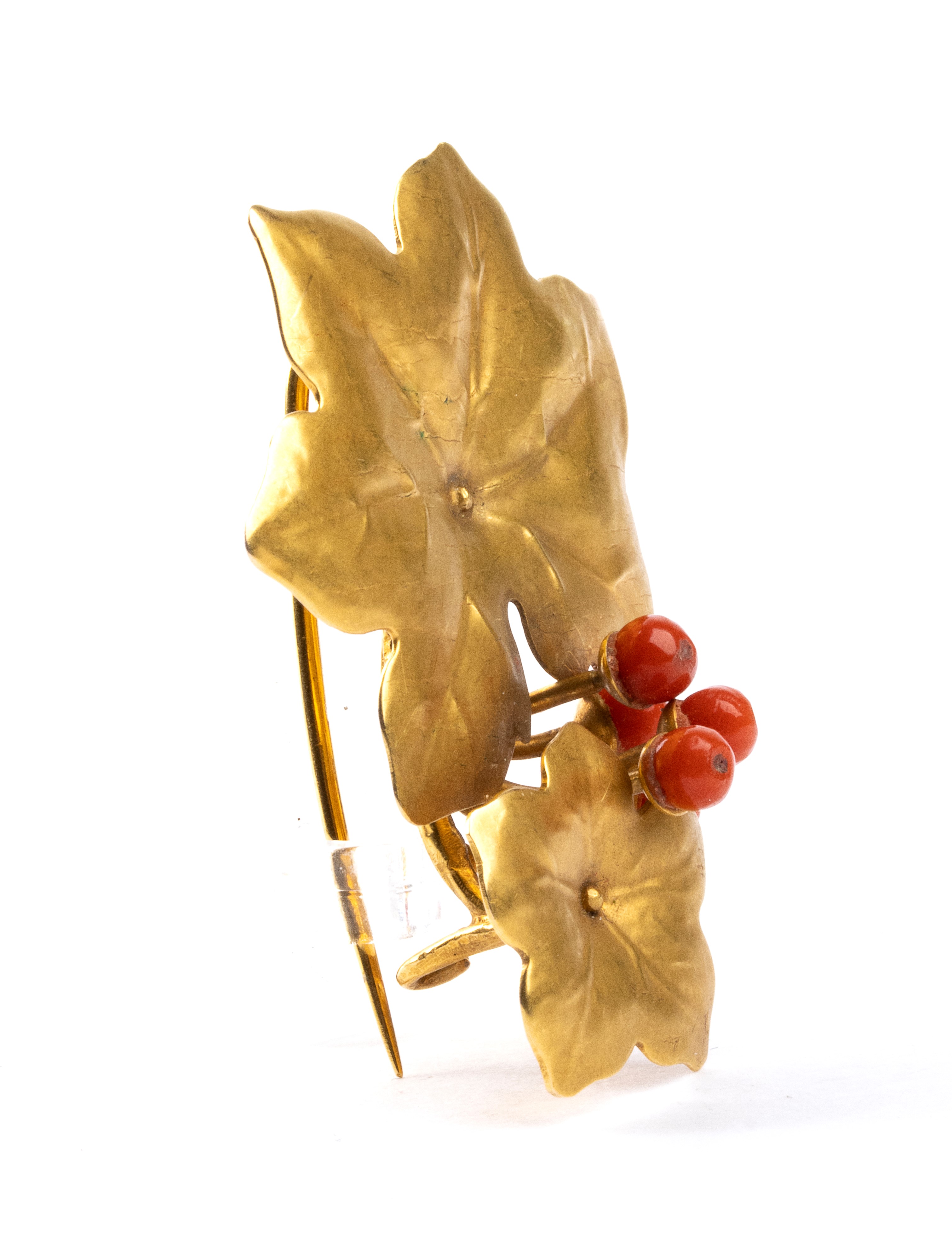 Spilla in oro giallo con corallo Mediterraneo (Corallum rubrum) a forma di foglie di edera
