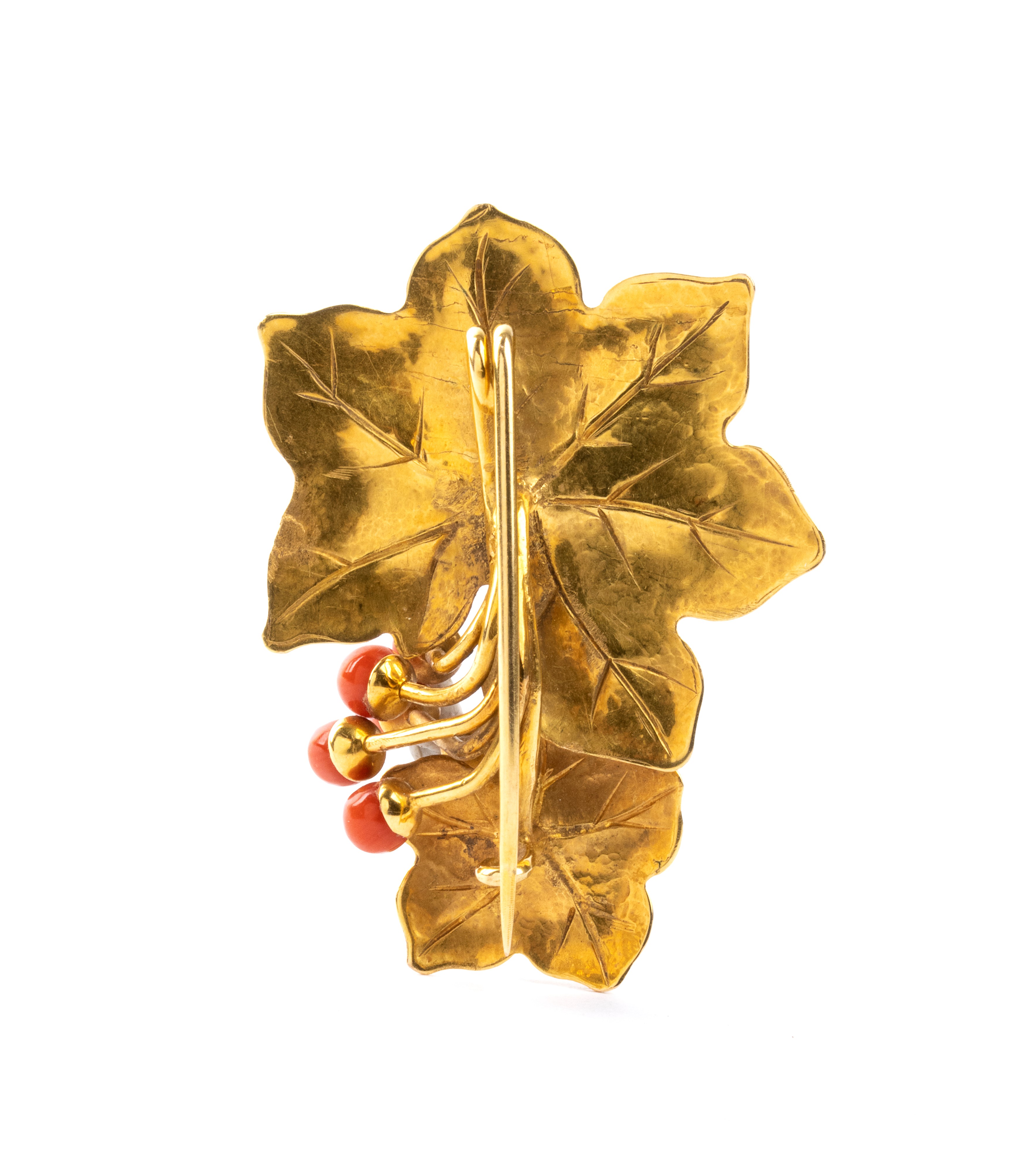 Spilla in oro giallo con corallo Mediterraneo (Corallum rubrum) a forma di foglie di edera