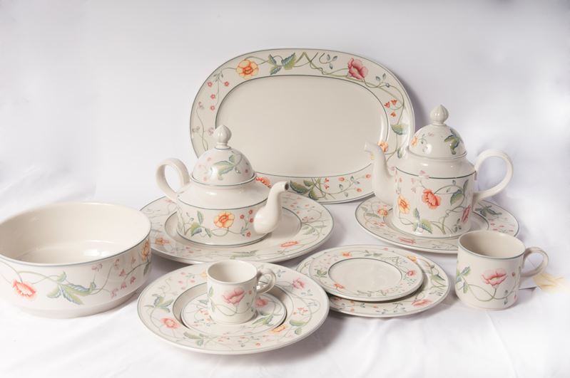 Servizio di Piatti, Tè e Caffè in Ceramica Bianca a Decoro Floreale