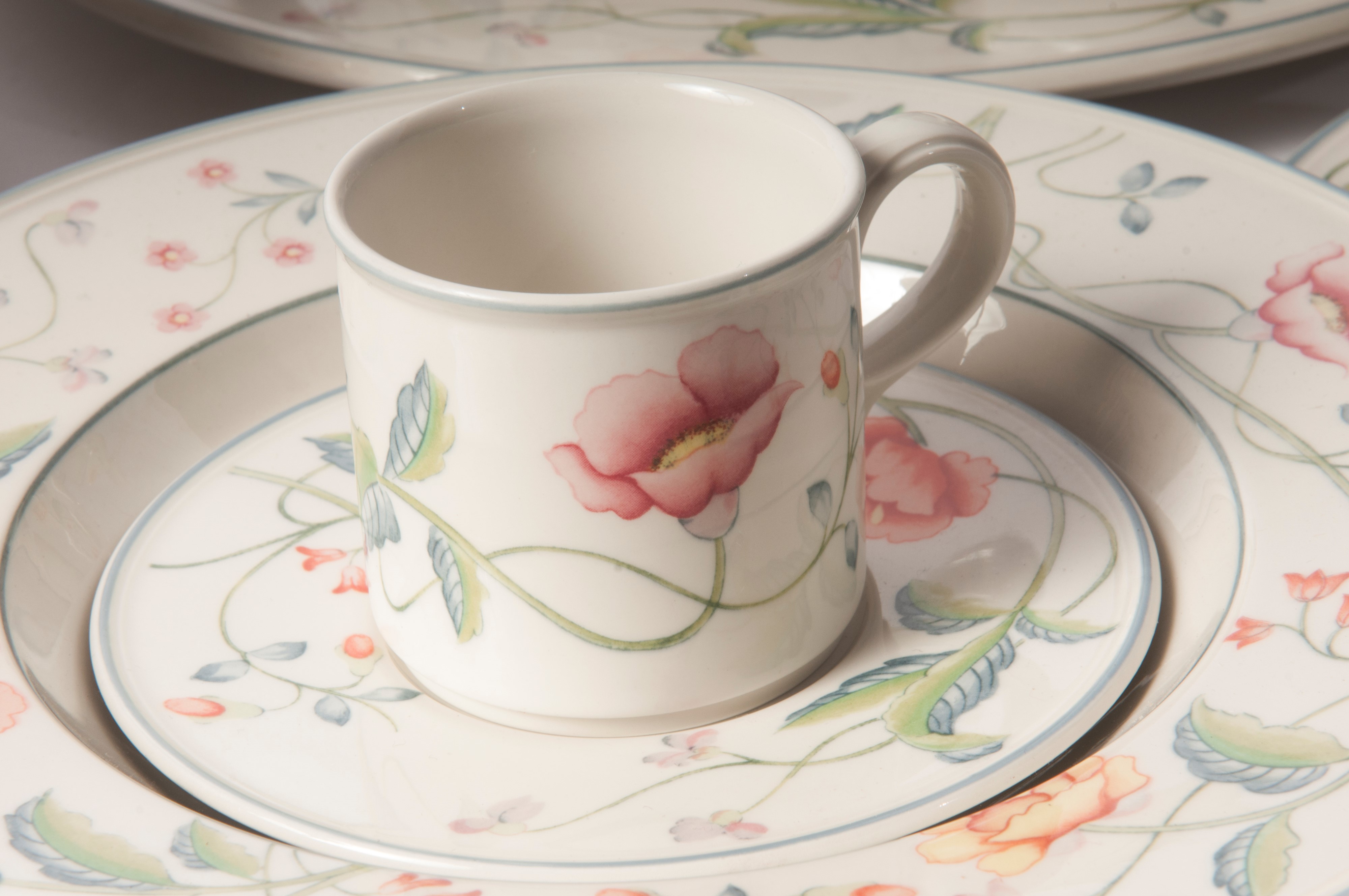 Servizio di Piatti, Tè e Caffè in Ceramica Bianca a Decoro Floreale