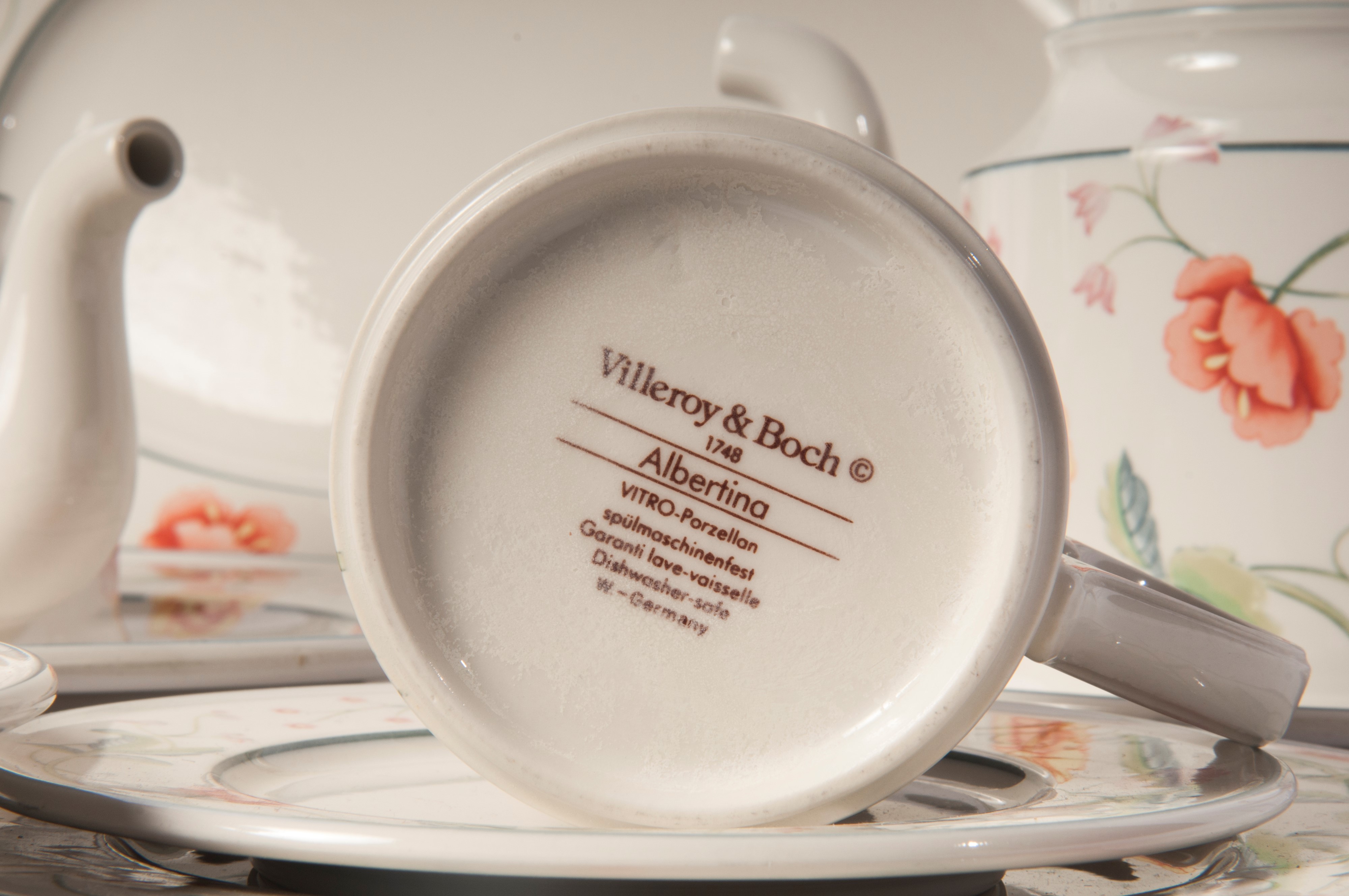 Servizio di Piatti, Tè e Caffè in Ceramica Bianca a Decoro Floreale