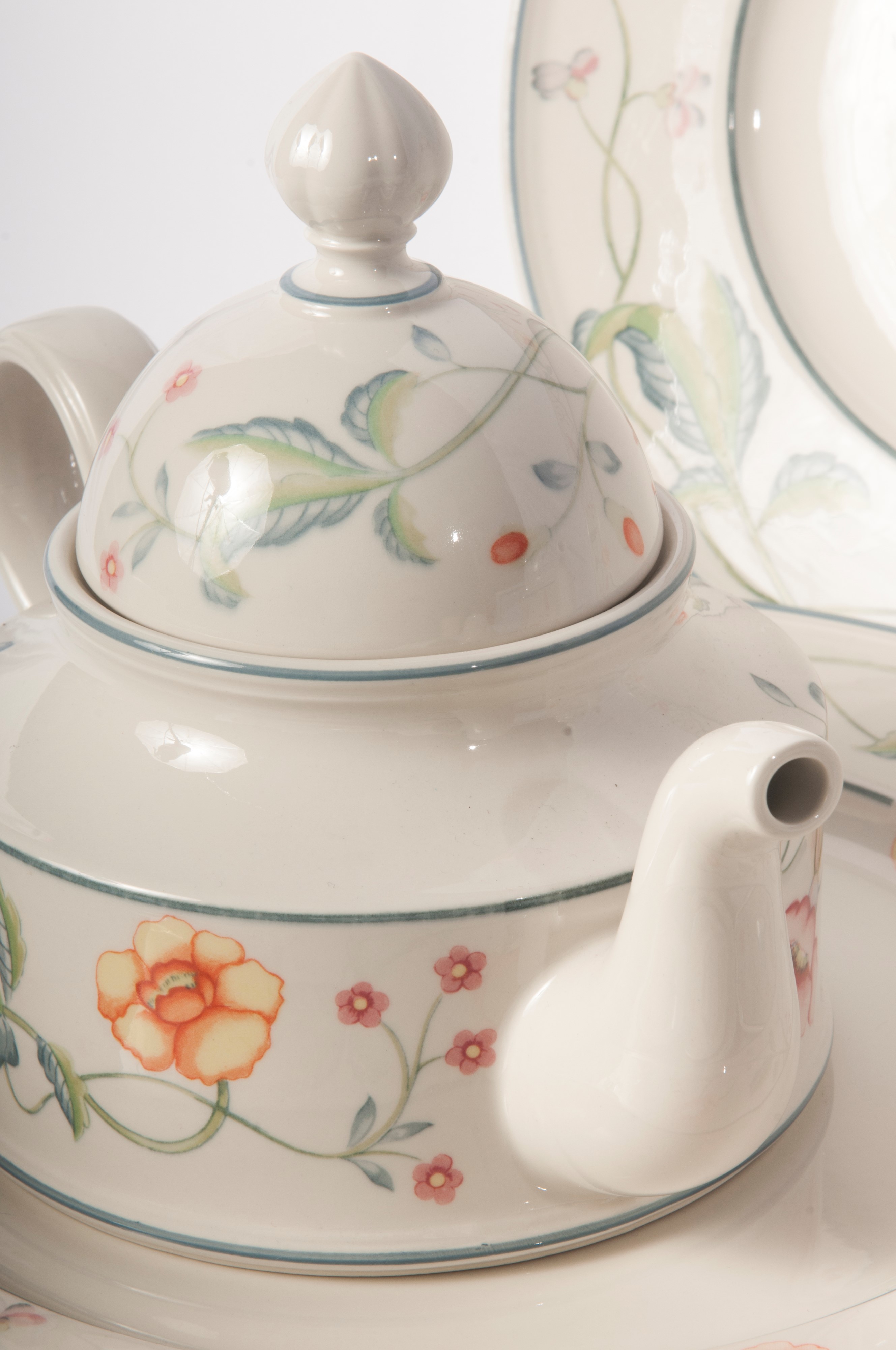 Servizio di Piatti, Tè e Caffè in Ceramica Bianca a Decoro Floreale