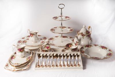 Servizio di Piatti, Tè e Caffè in Porcellana Bianca a Decoro Floreale e Finiture in Oro Zecchino