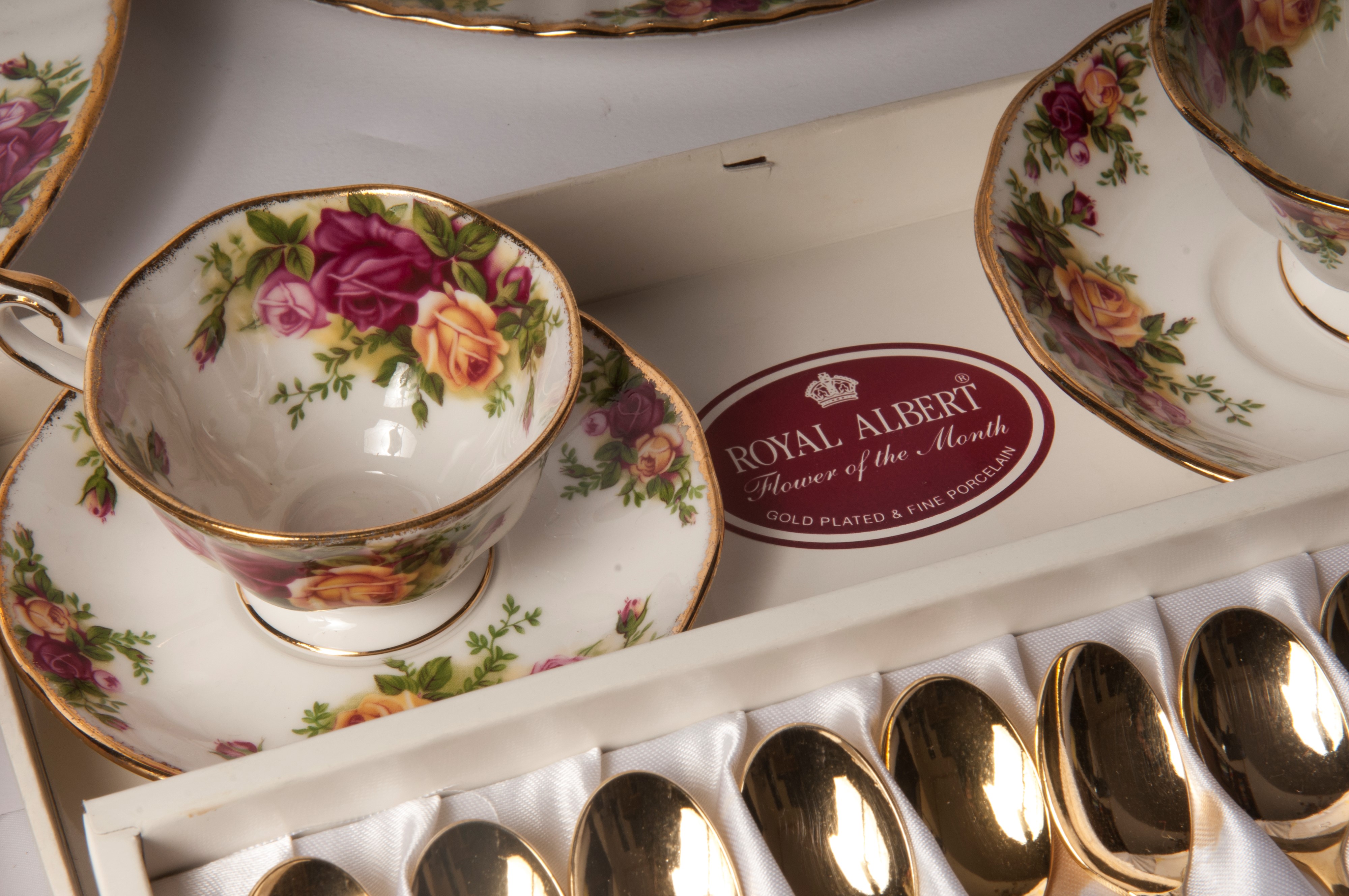 Servizio di Piatti, Tè e Caffè in Porcellana Bianca a Decoro Floreale e Finiture in Oro Zecchino