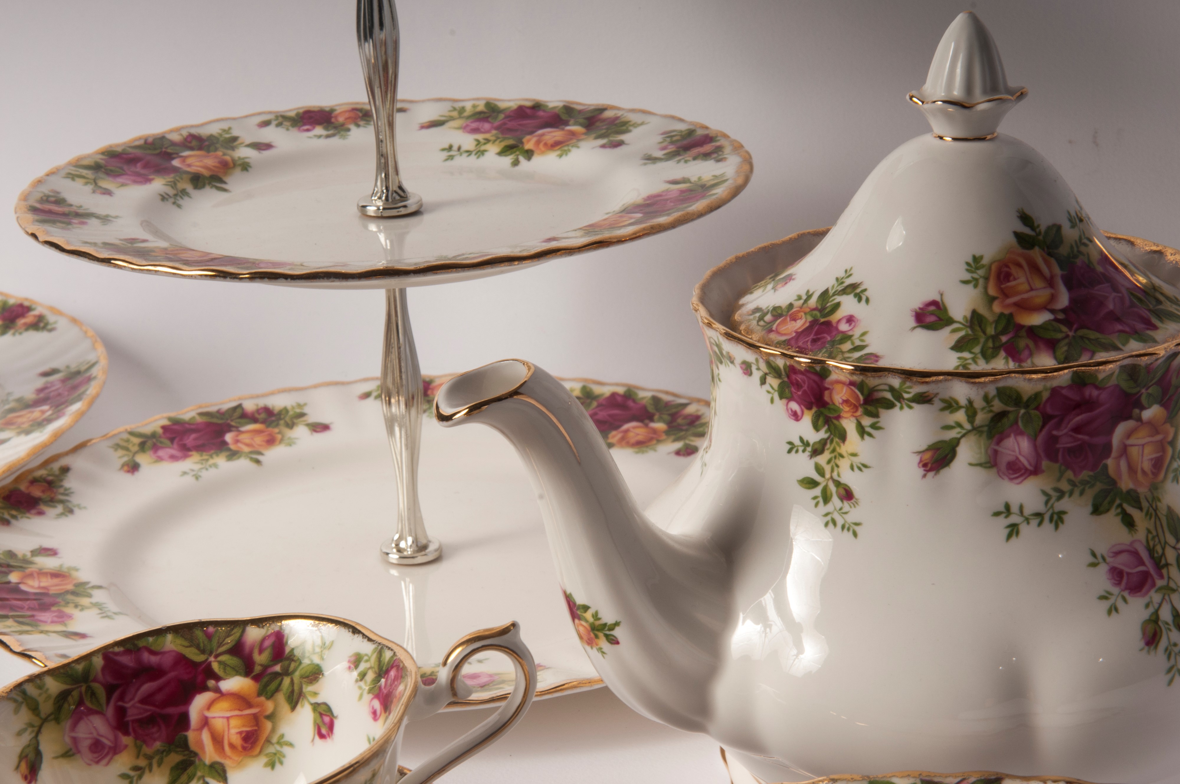 Servizio di Piatti, Tè e Caffè in Porcellana Bianca a Decoro Floreale e Finiture in Oro Zecchino
