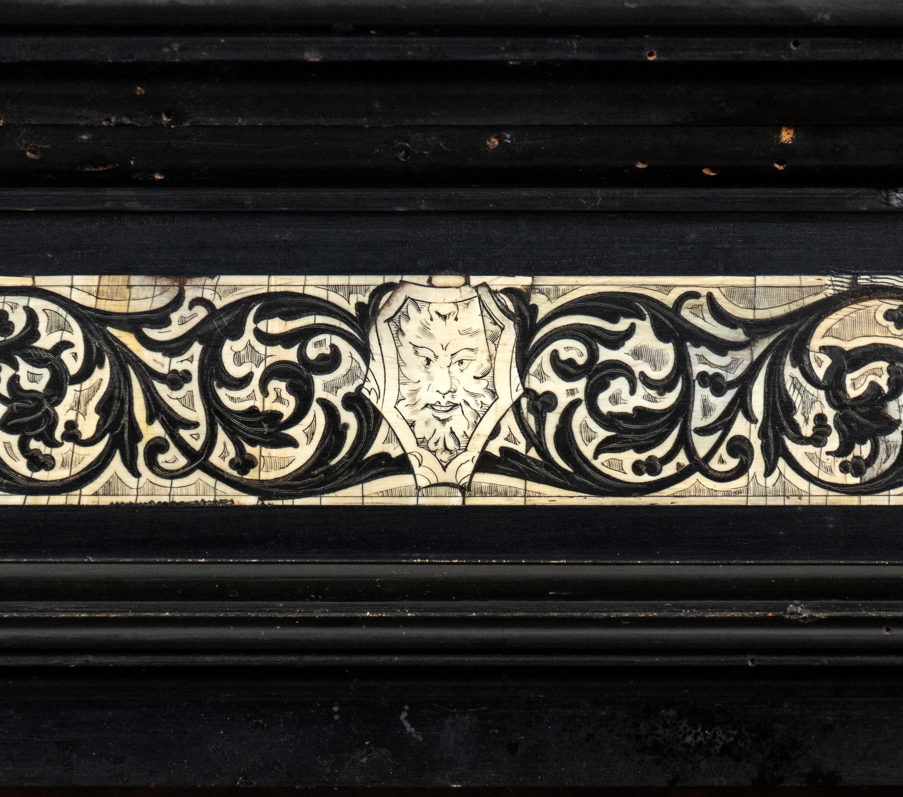 Stipo italiano intarsiato in avorio