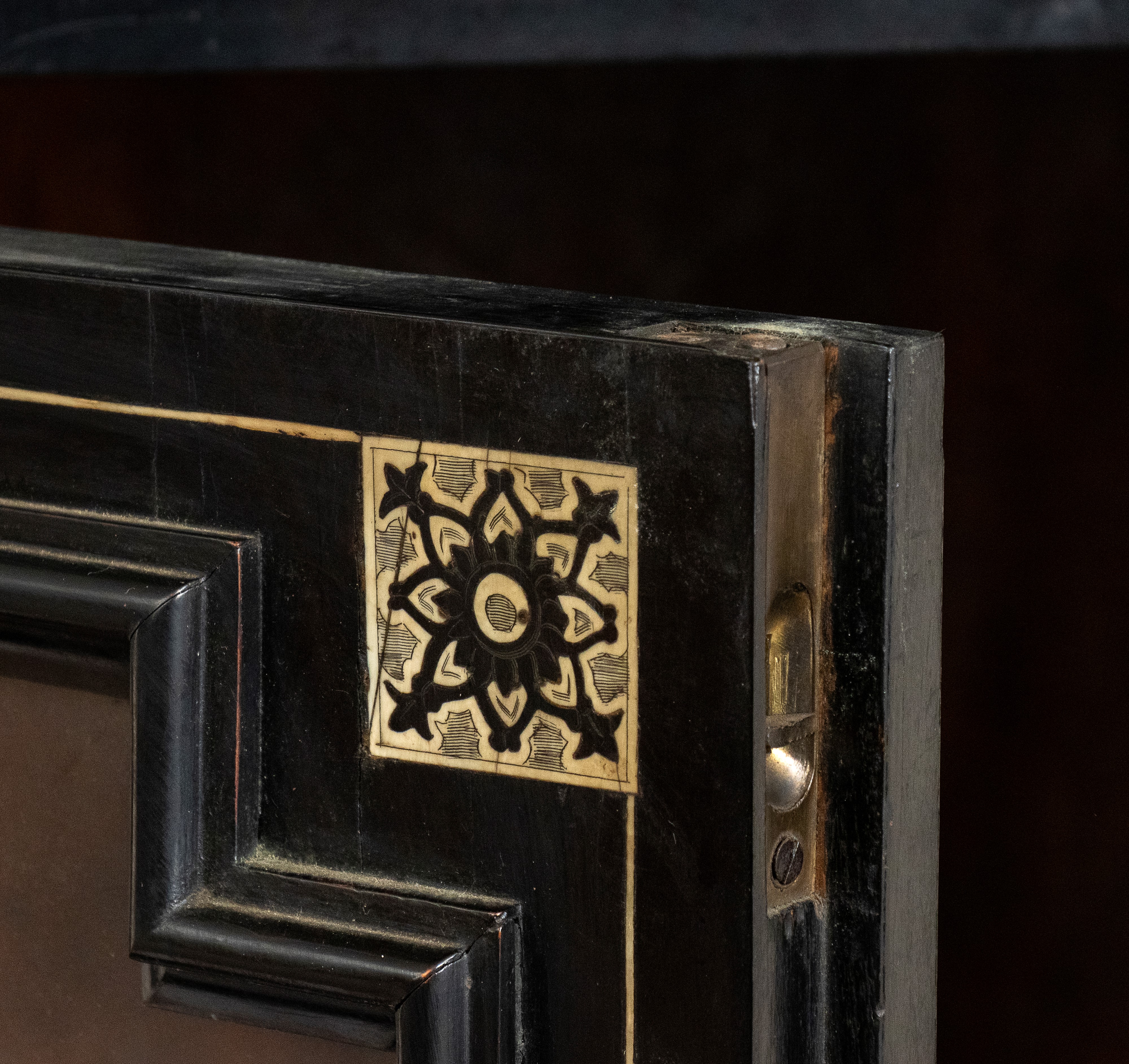 Stipo italiano intarsiato in avorio