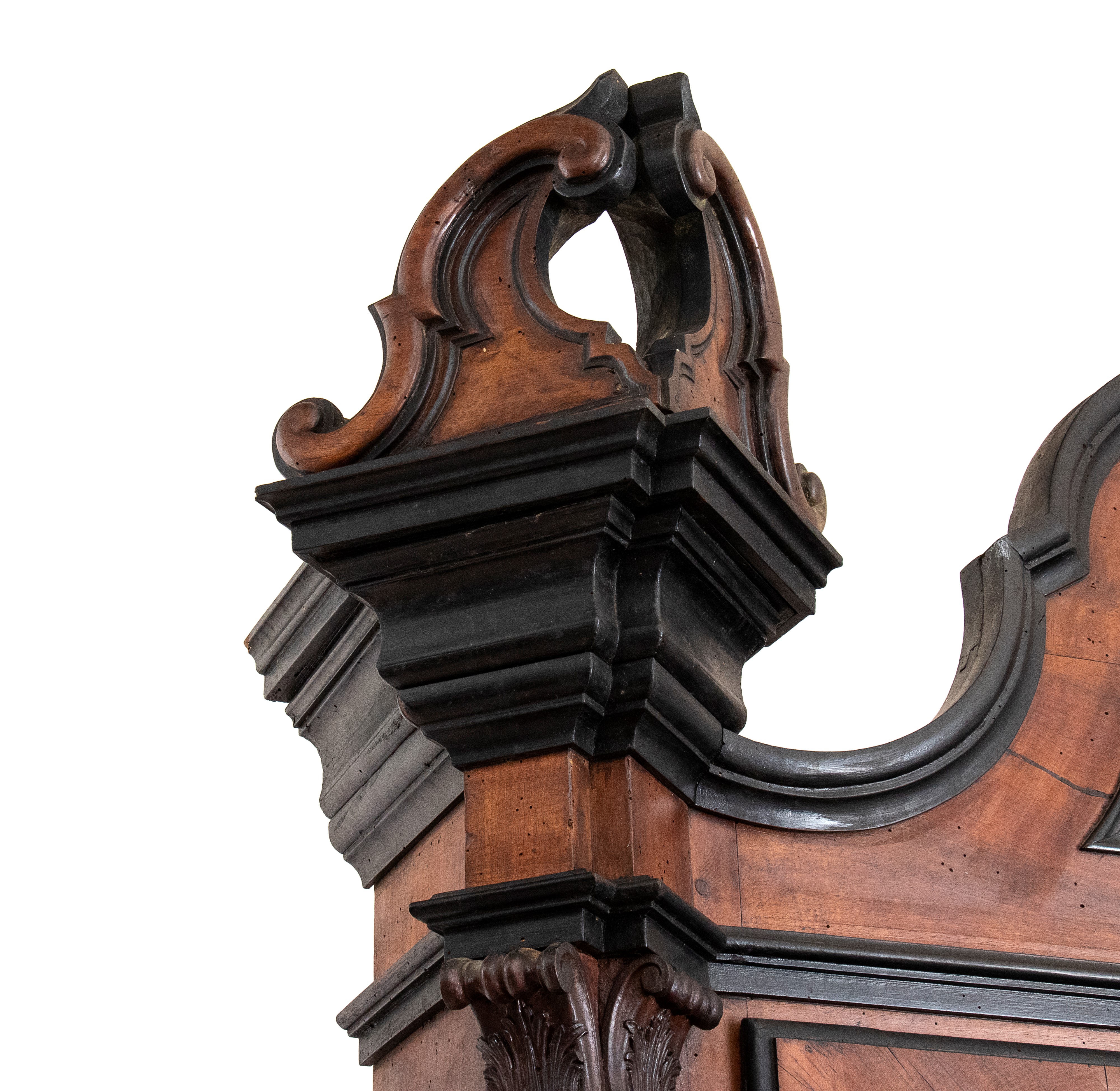 Trumeau italiano in noce con intarsi in avorio