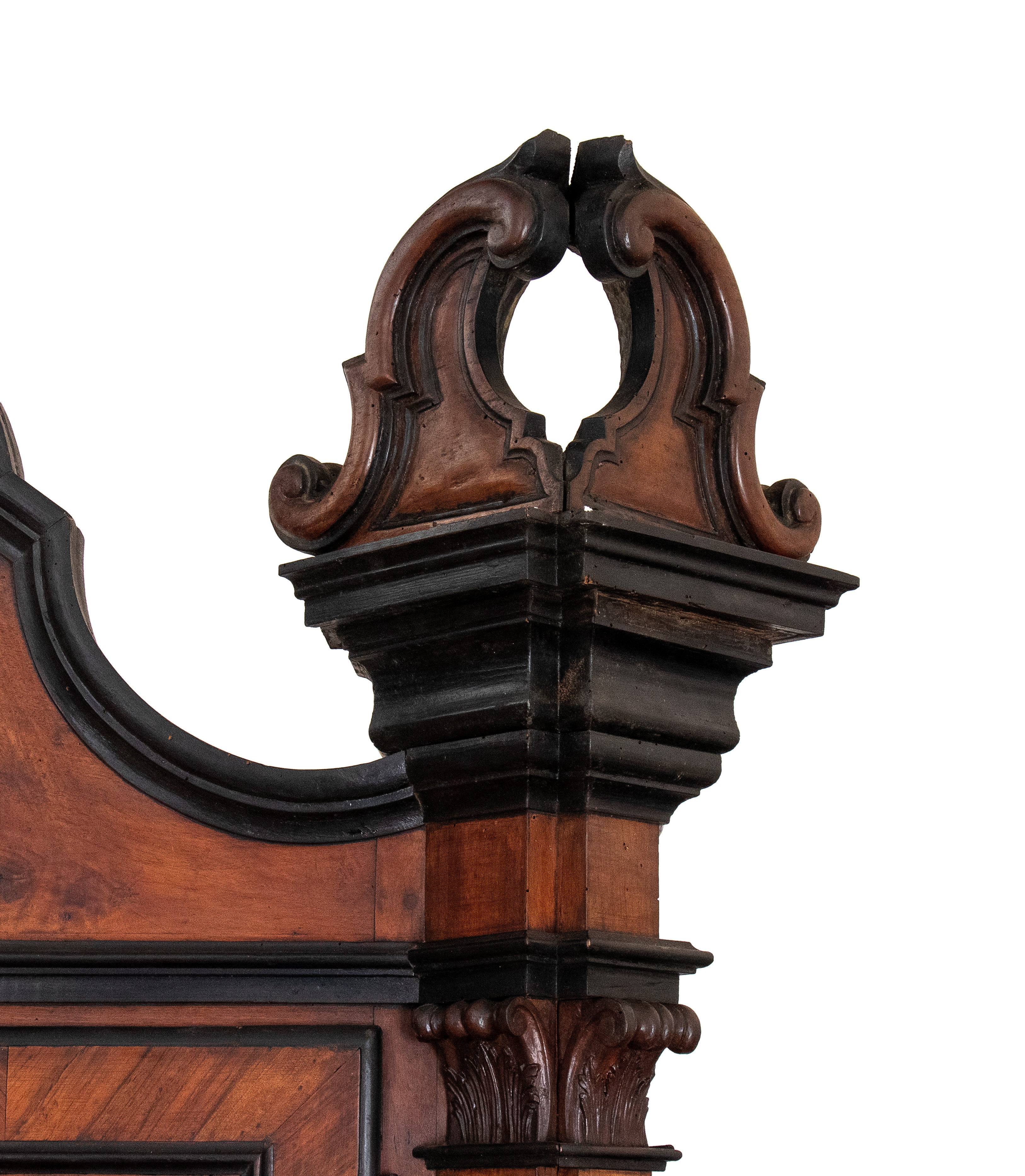 Trumeau italiano in noce con intarsi in avorio