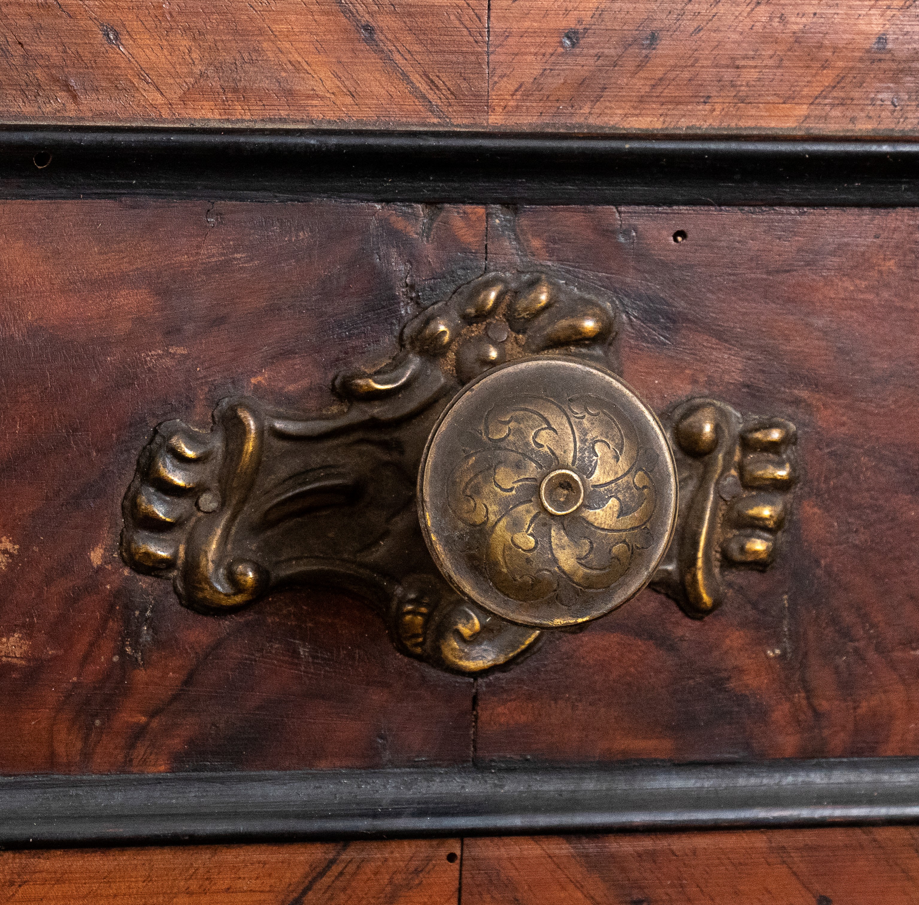 Trumeau italiano in noce con intarsi in avorio