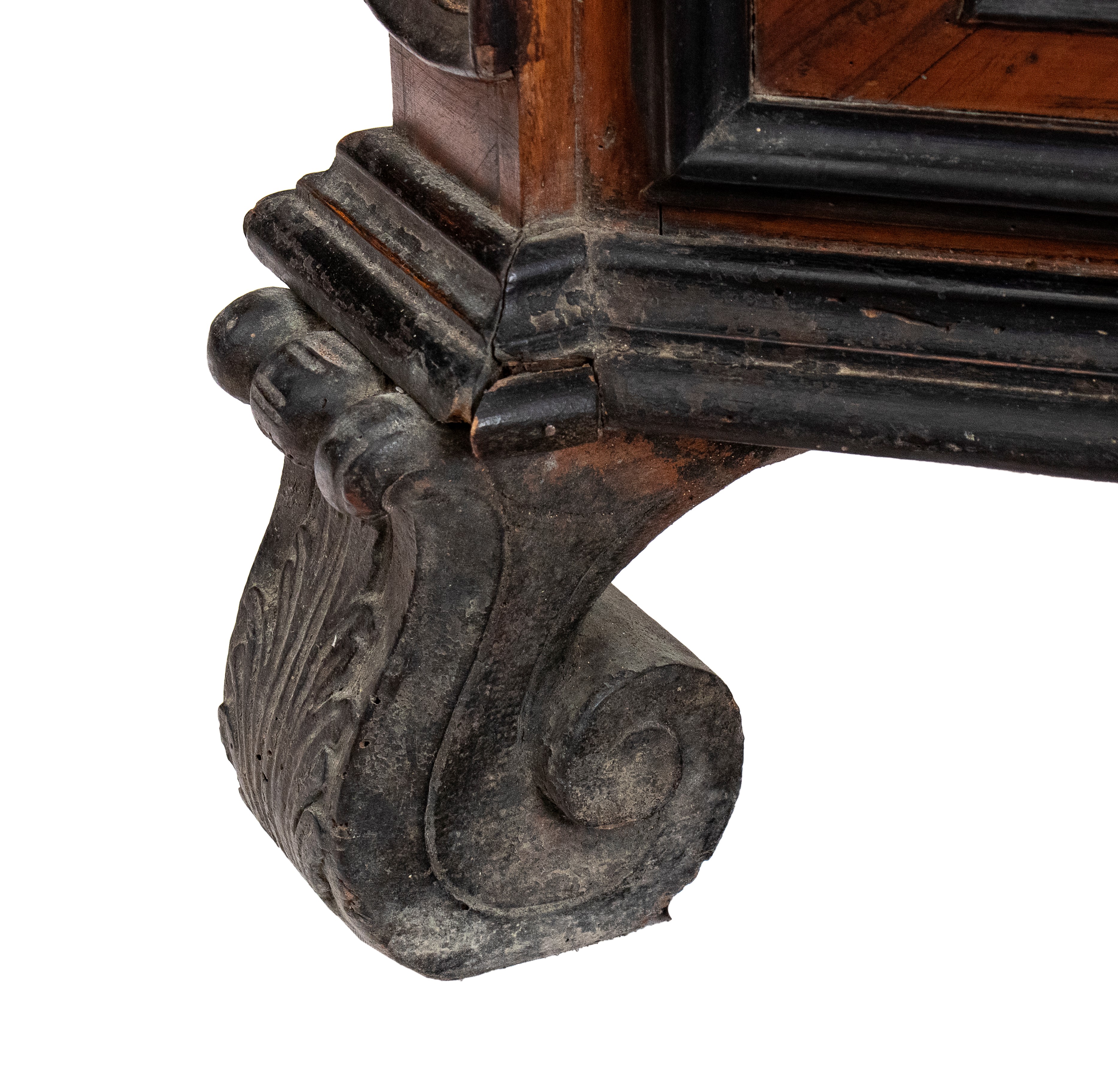 Trumeau italiano in noce con intarsi in avorio