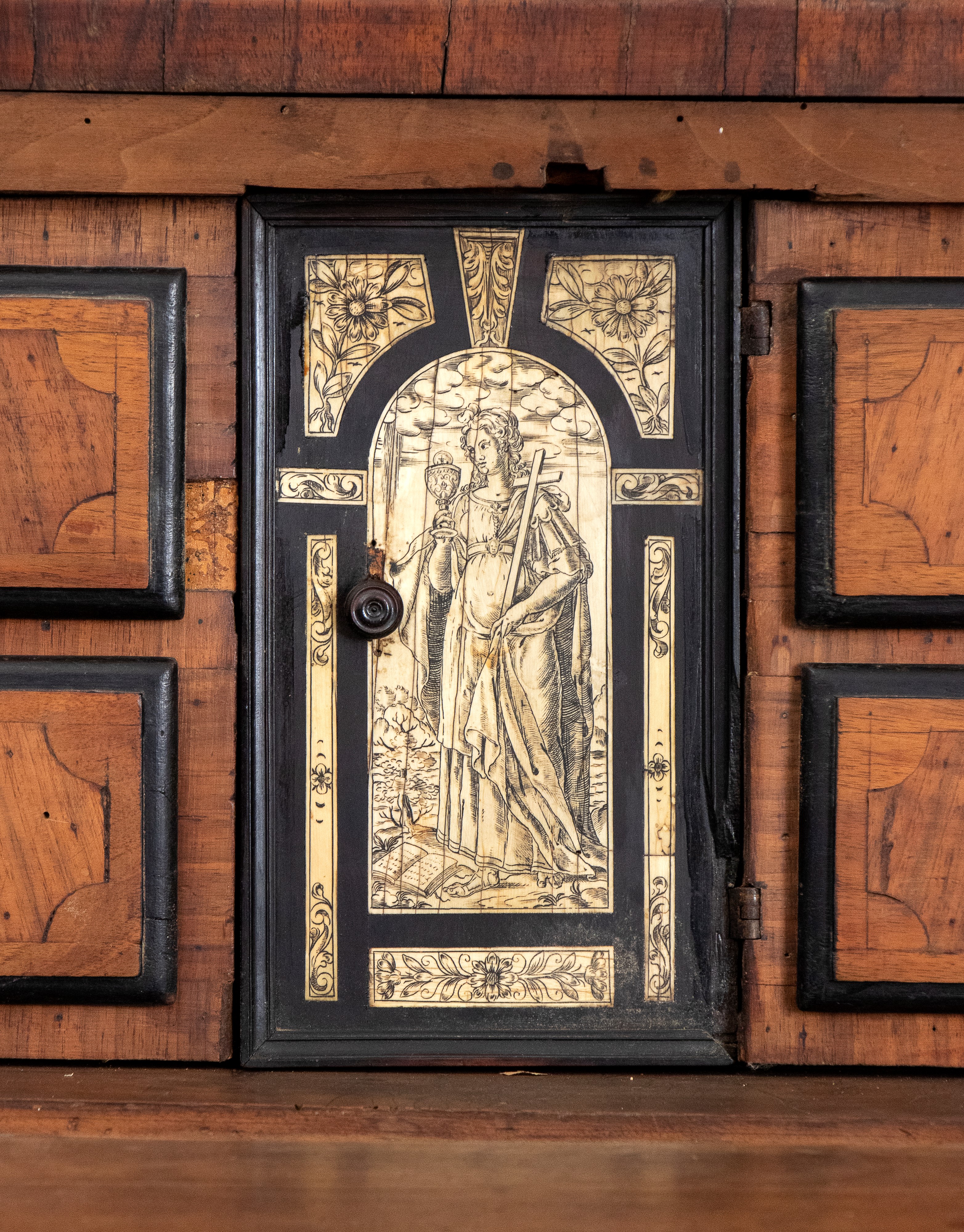 Trumeau italiano in noce con intarsi in avorio