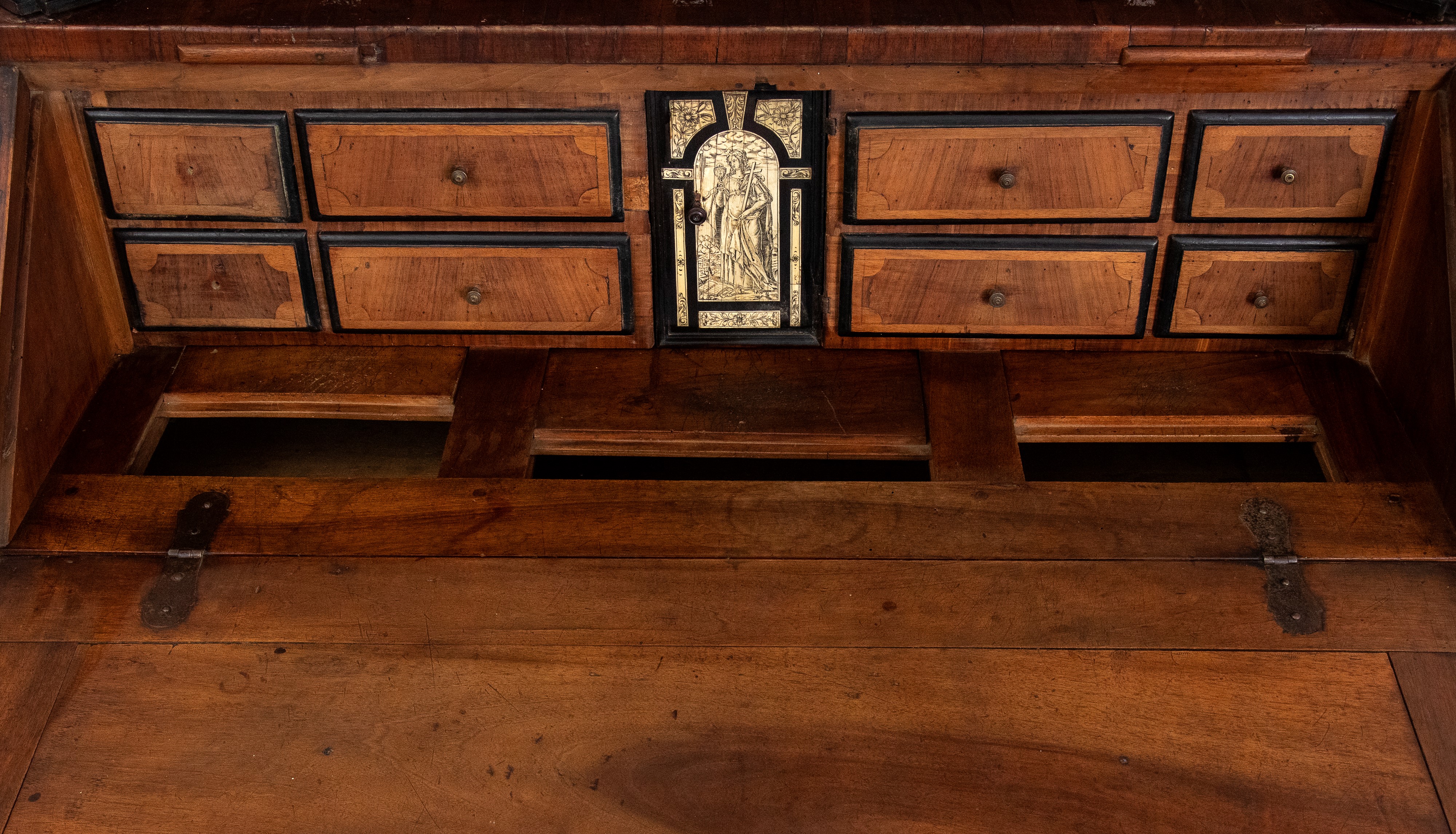 Trumeau italiano in noce con intarsi in avorio