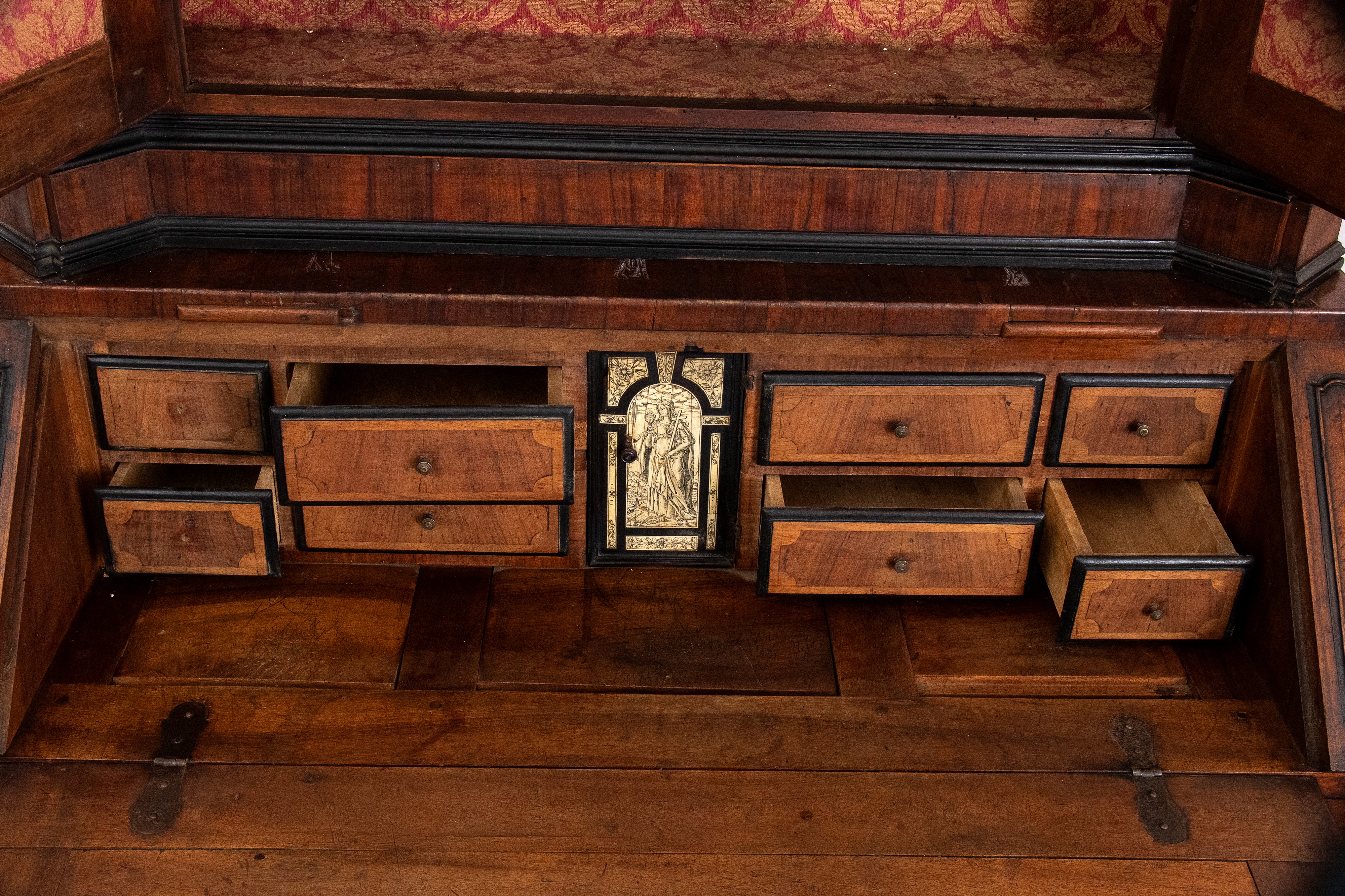 Trumeau italiano in noce con intarsi in avorio