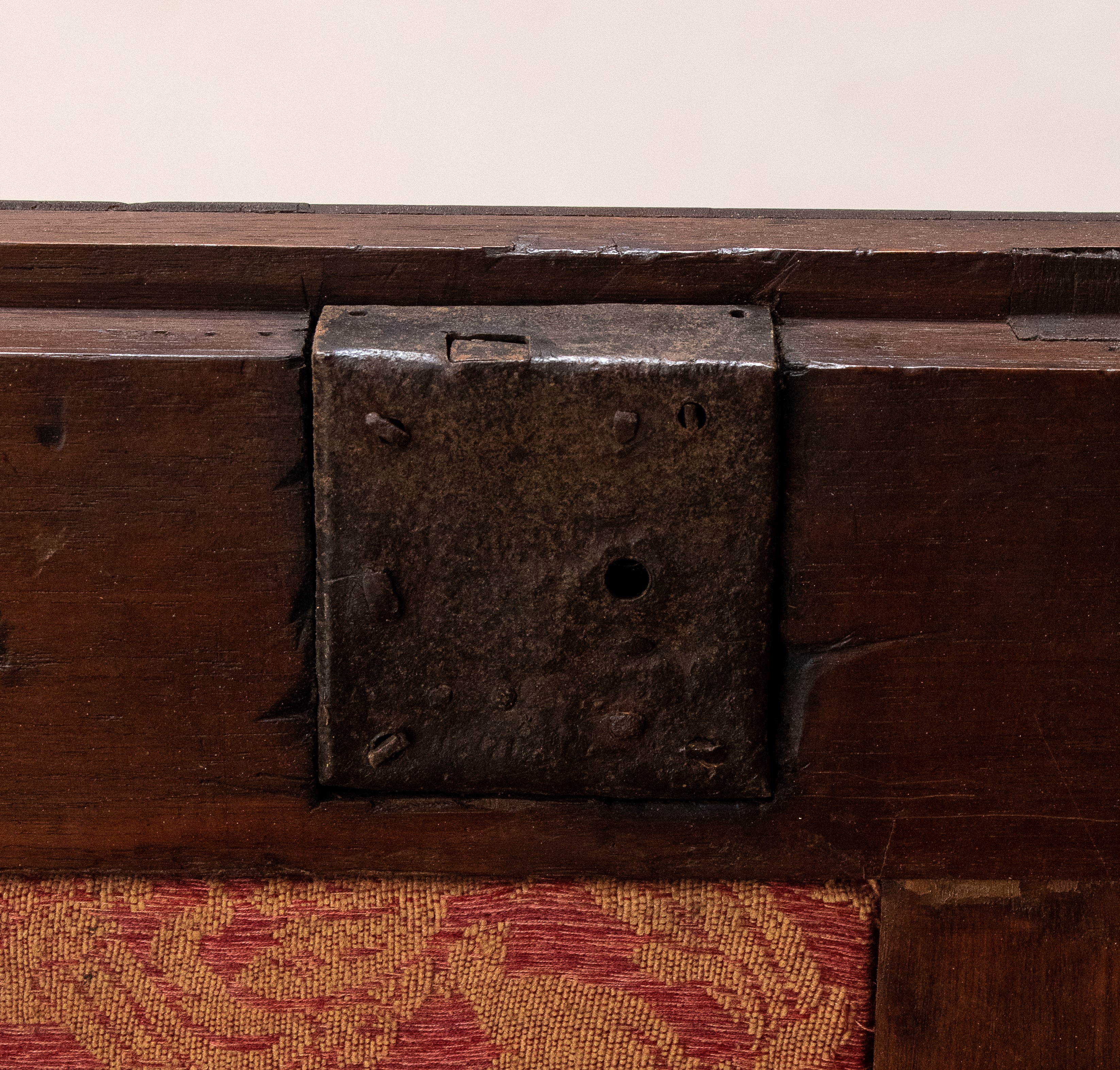 Trumeau italiano in noce con intarsi in avorio