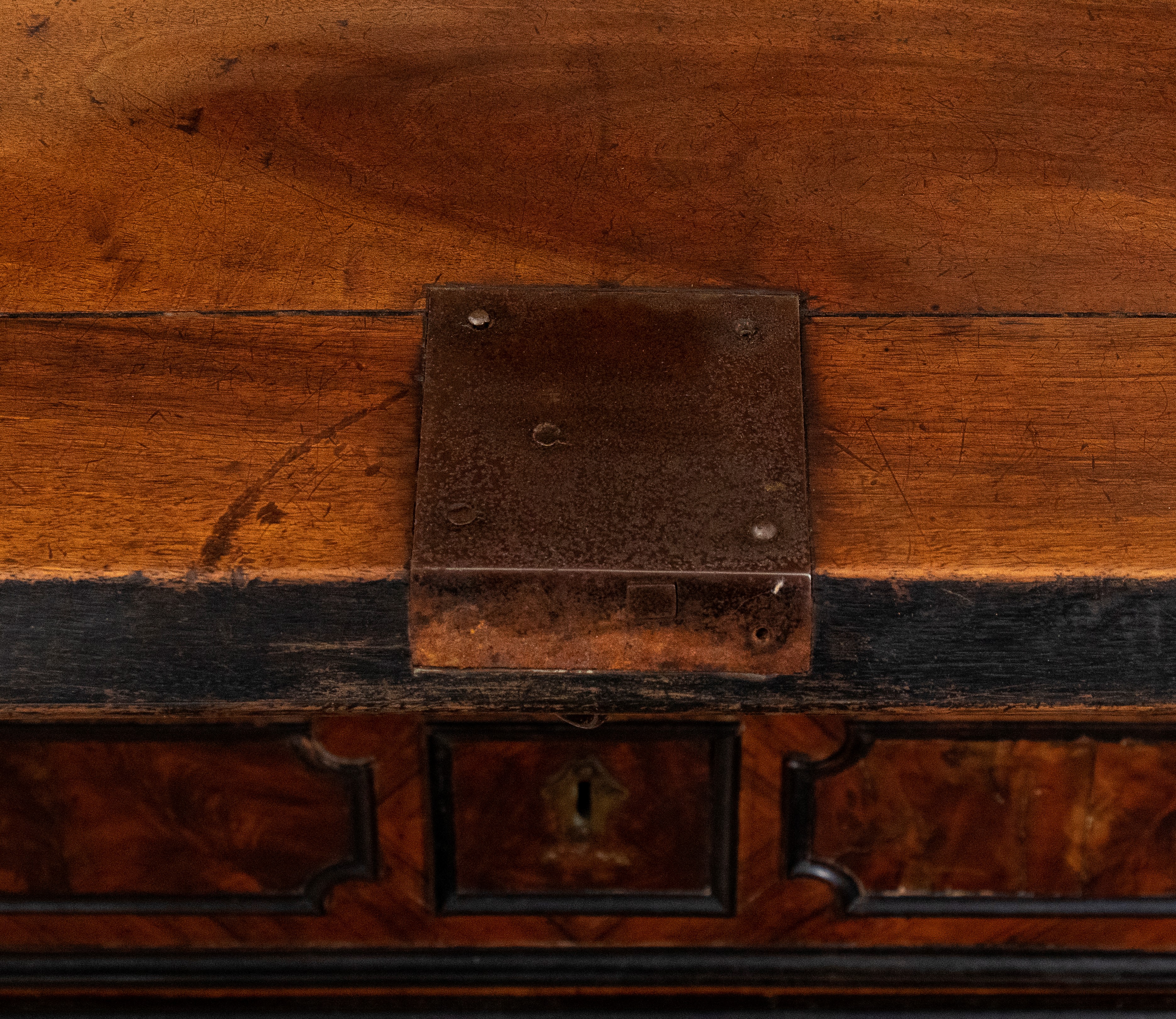 Trumeau italiano in noce con intarsi in avorio