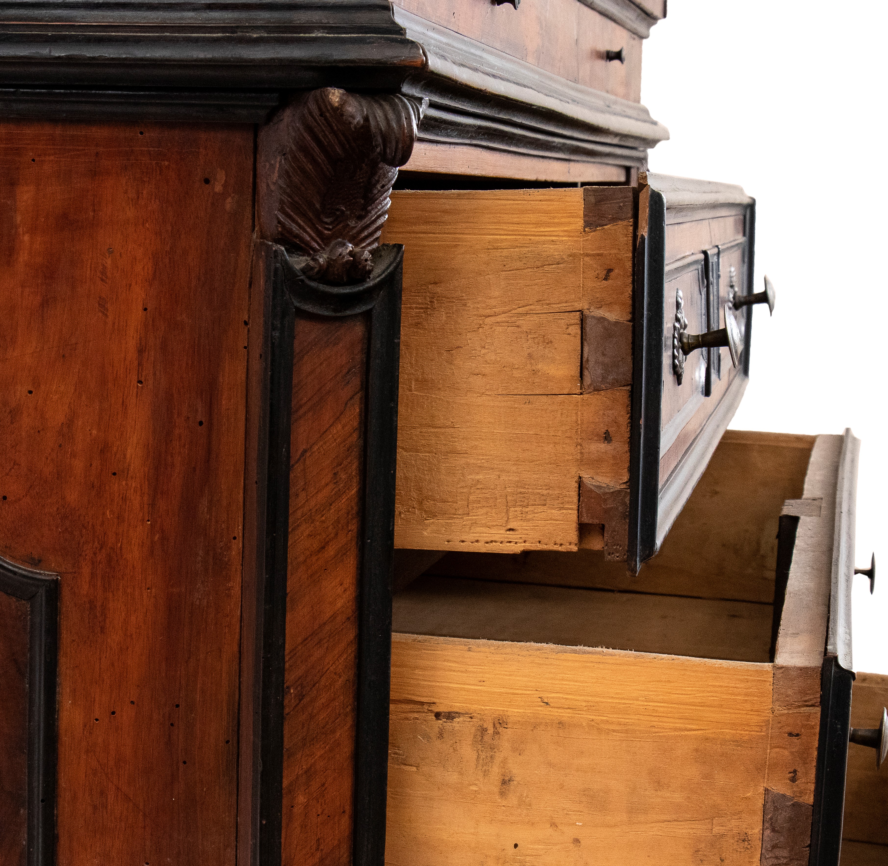 Trumeau italiano in noce con intarsi in avorio