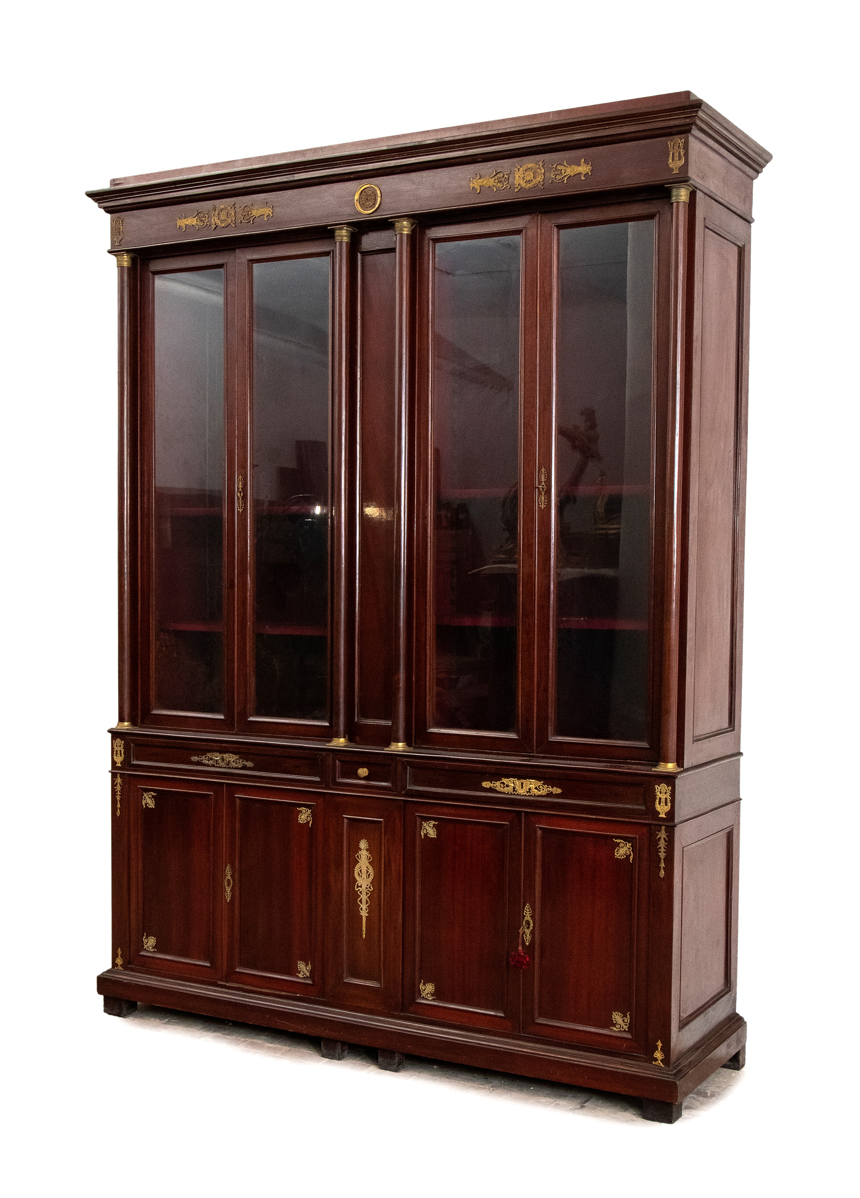 Vetrina francese in stile impero