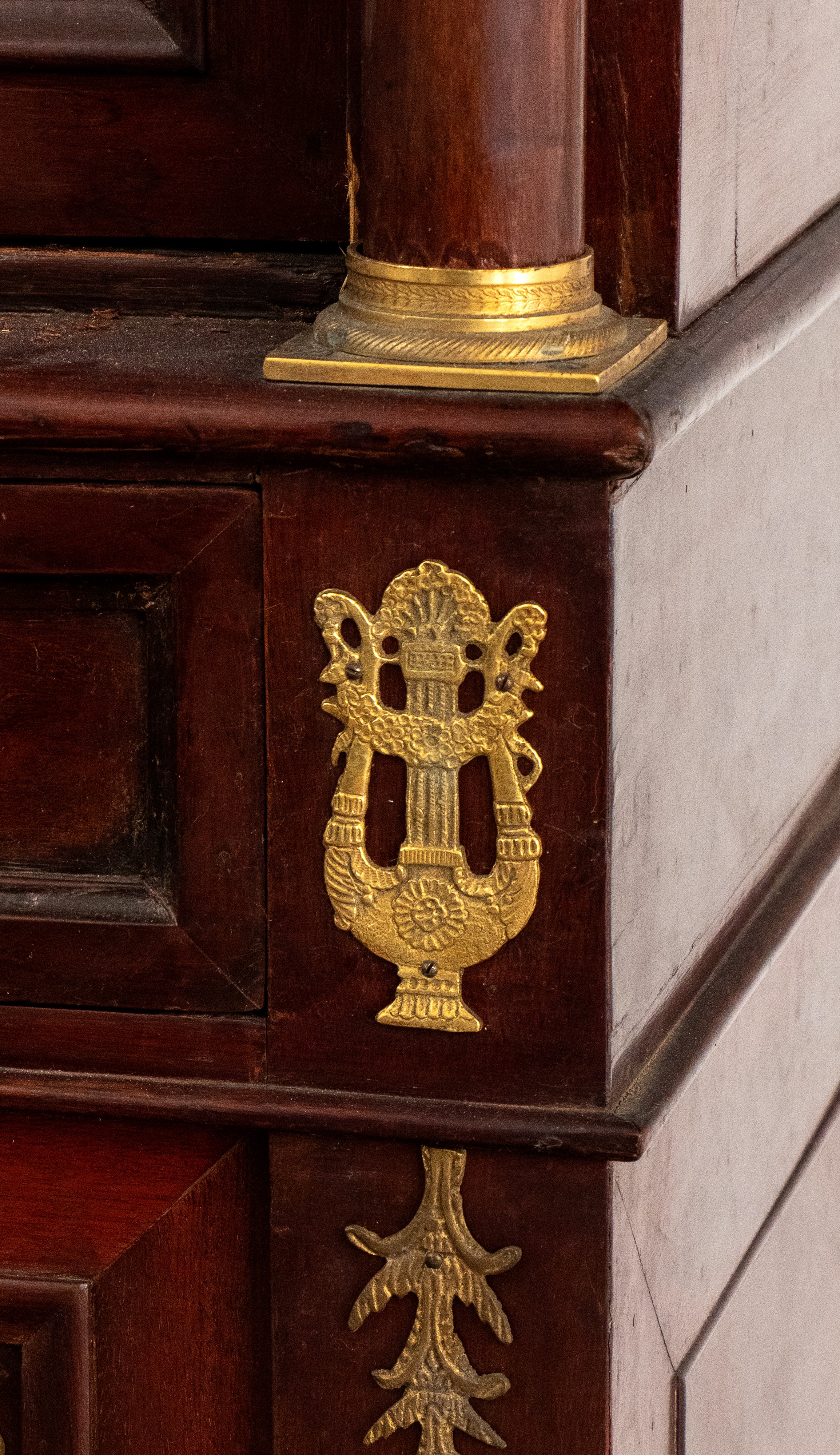 Vetrina francese in stile impero