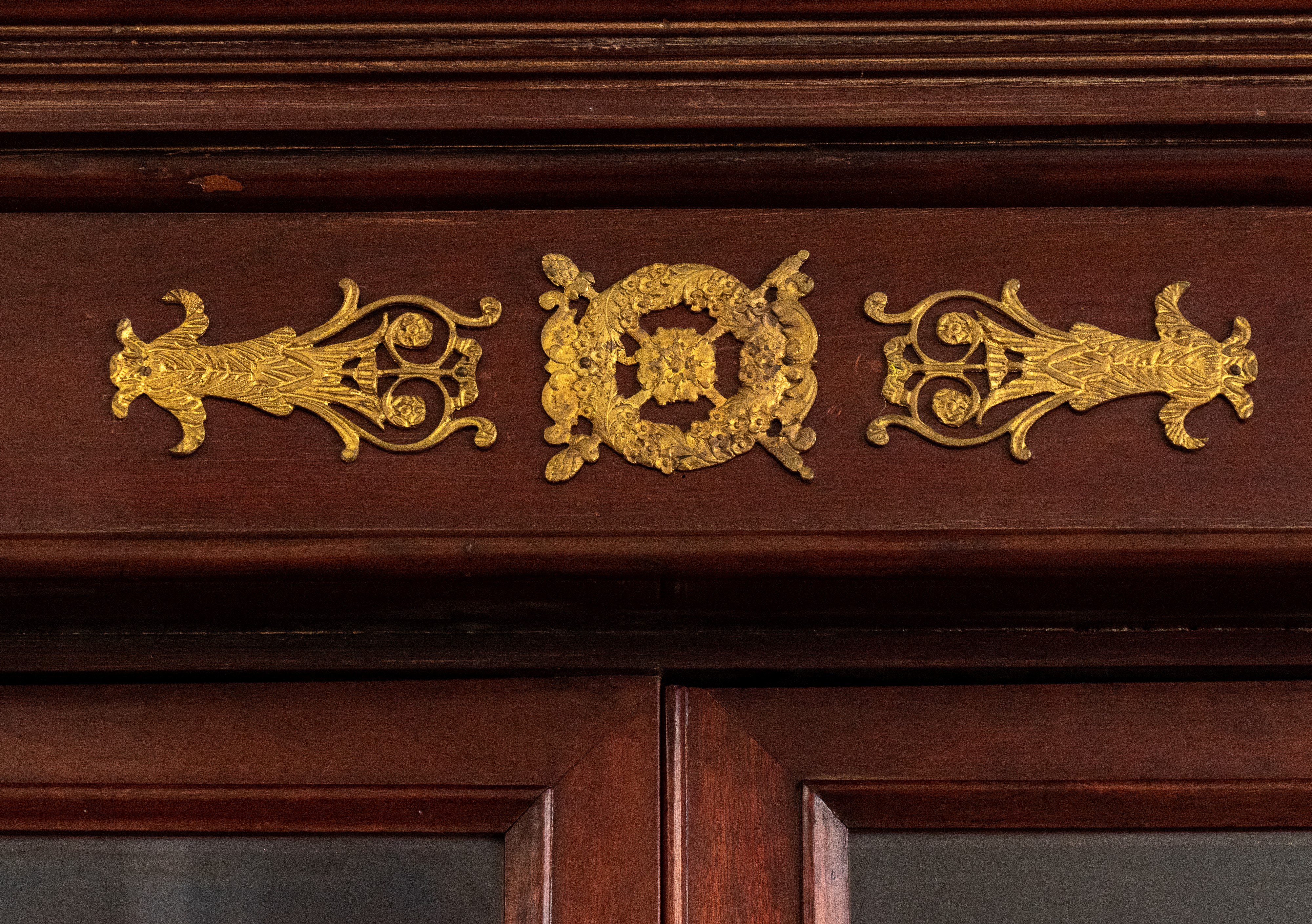 Vetrina francese in stile impero