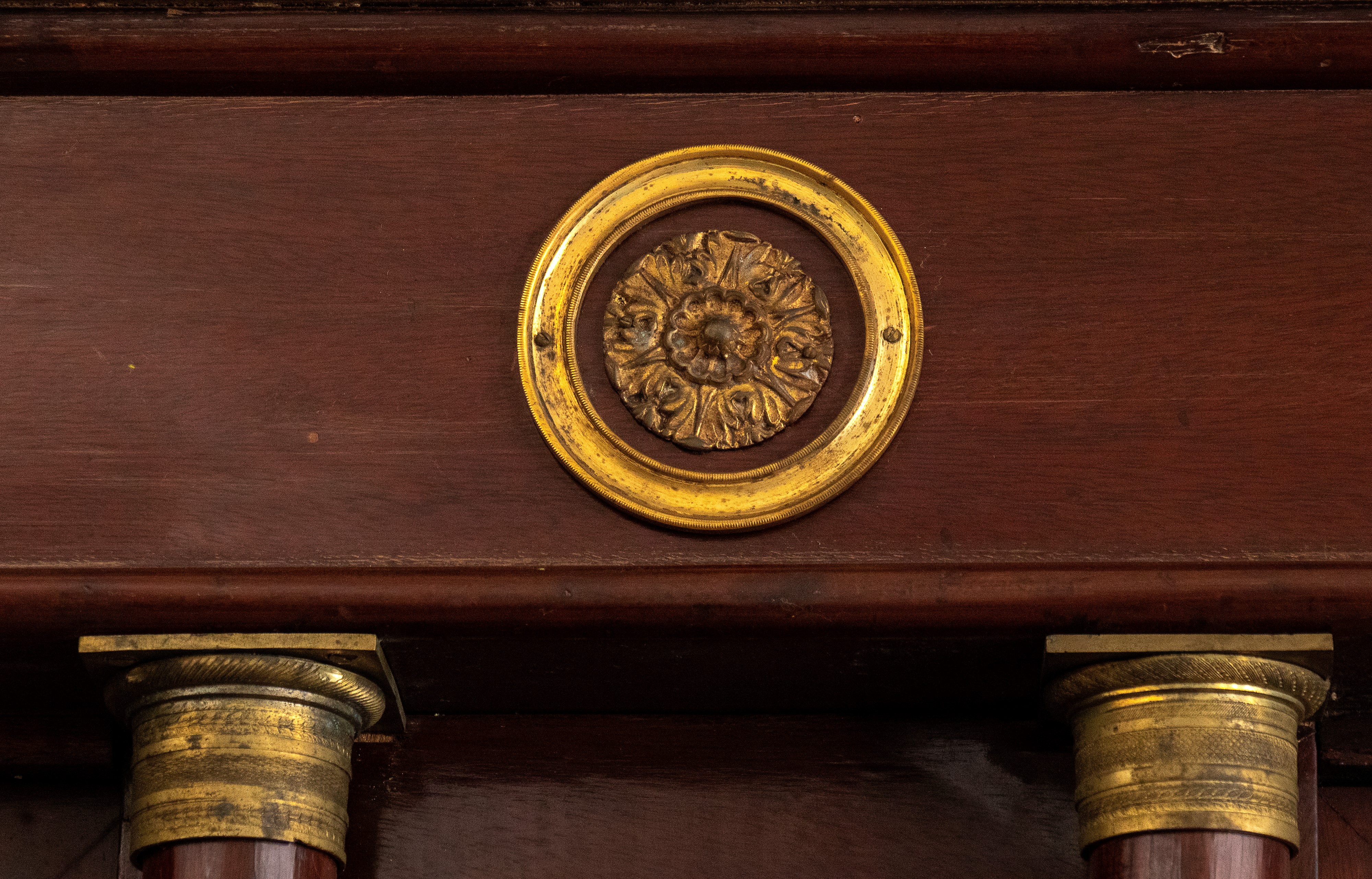 Vetrina francese in stile impero