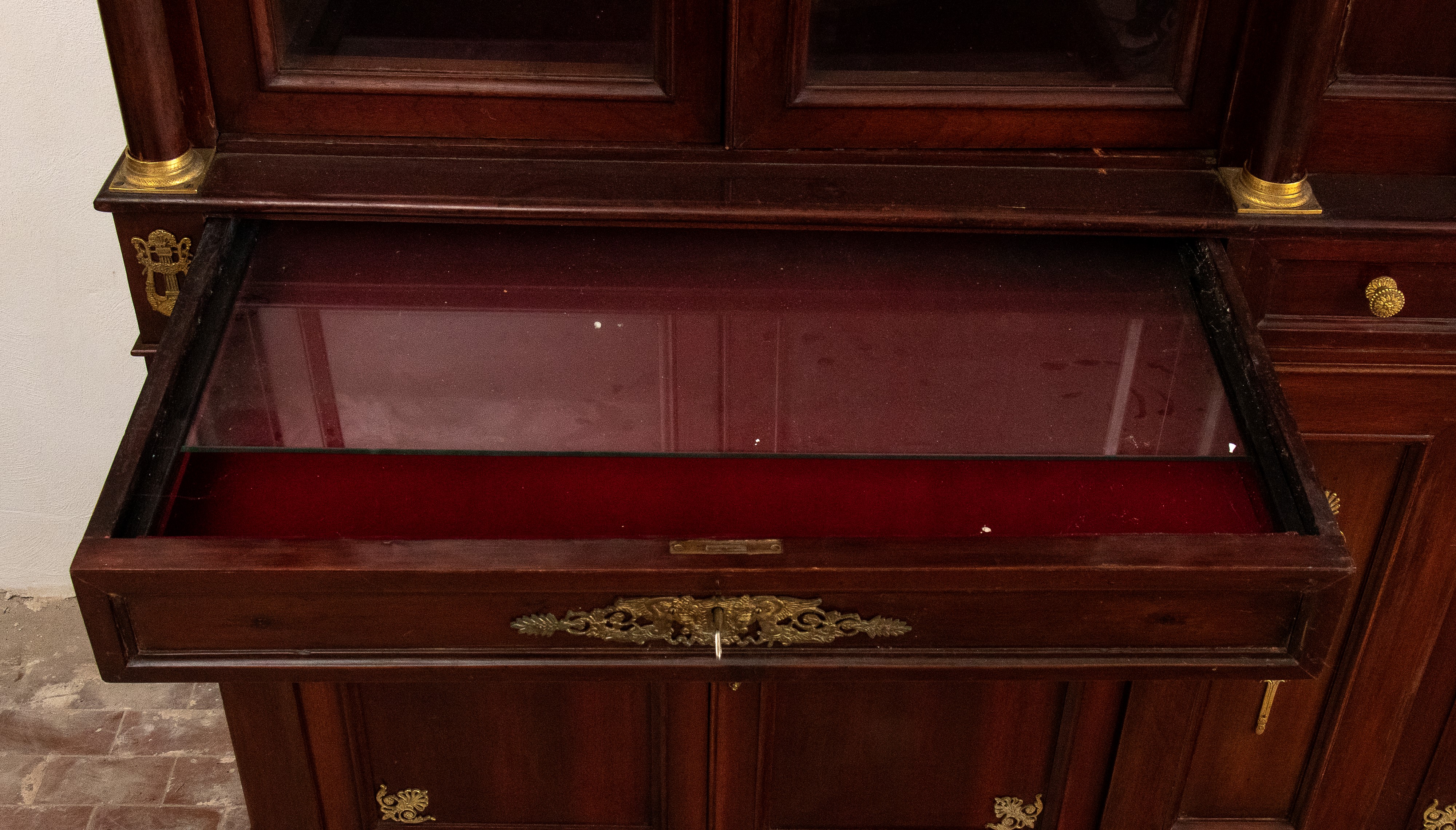 Vetrina francese in stile impero