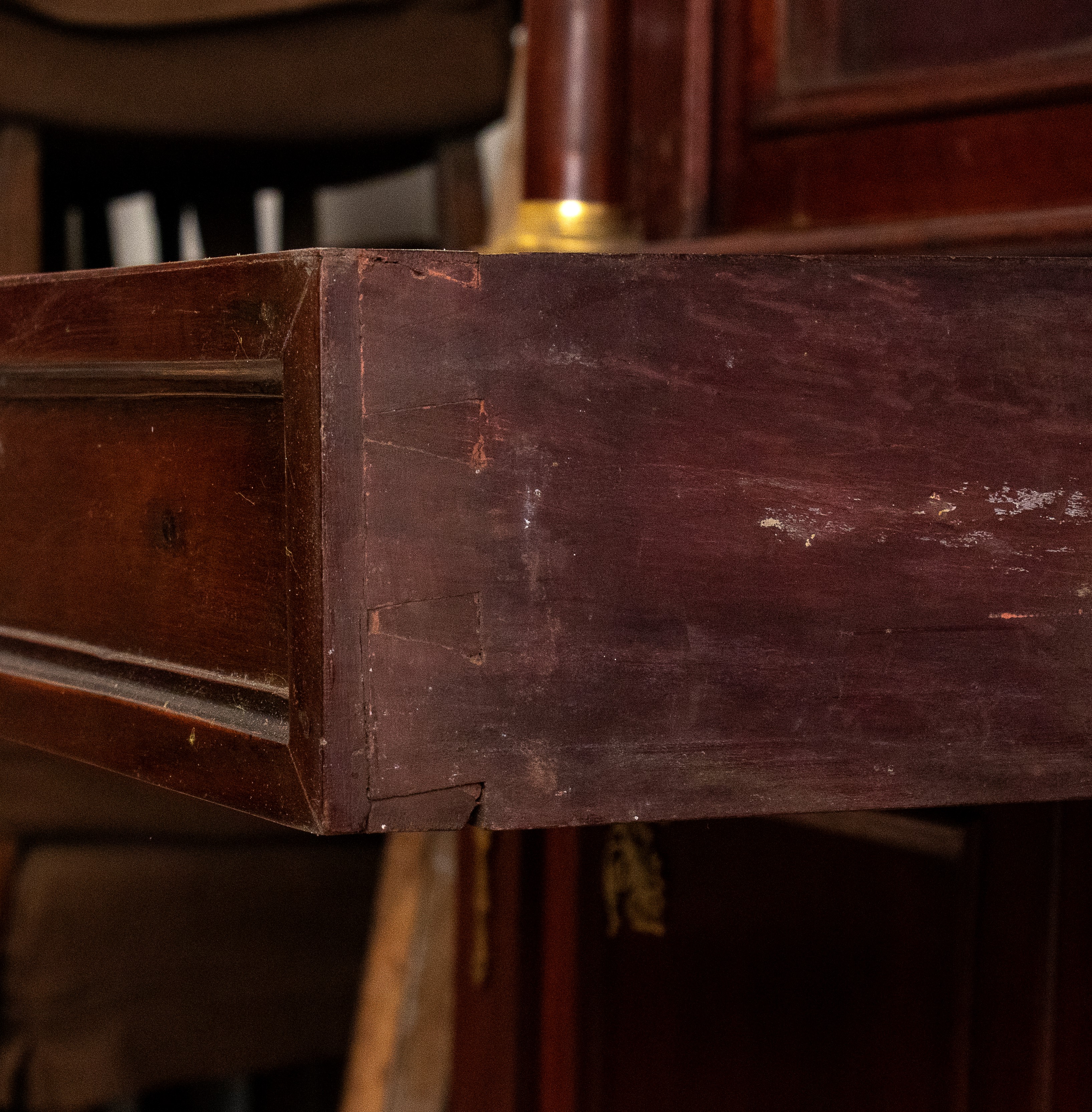 Vetrina francese in stile impero