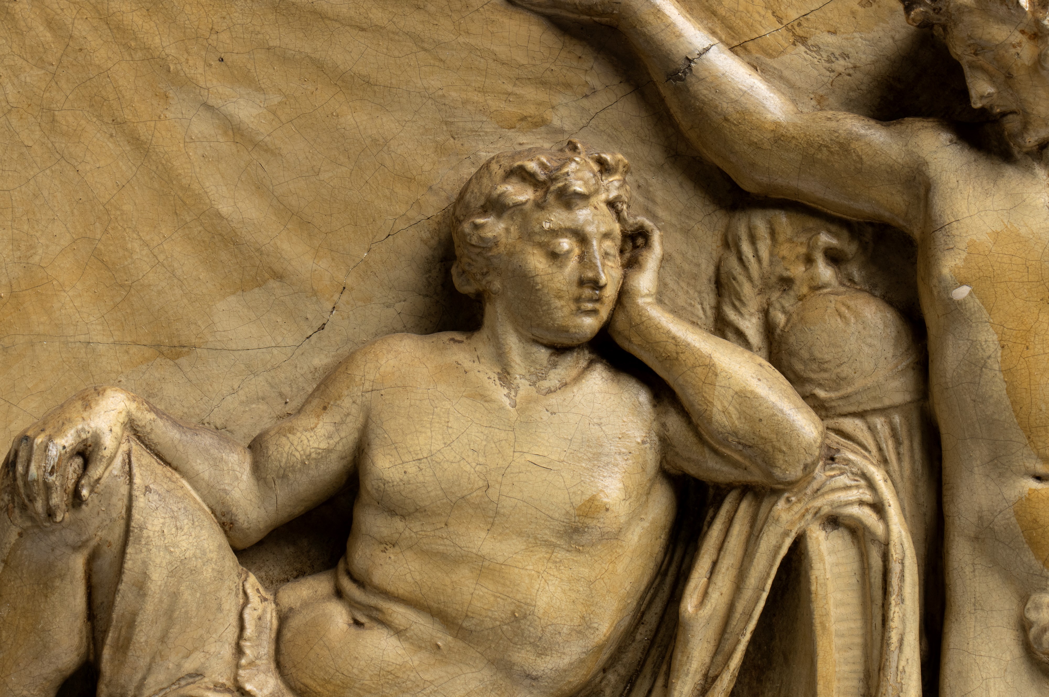Coppia di Bassorilievi Italiani in Gesso con Scene Mitologiche