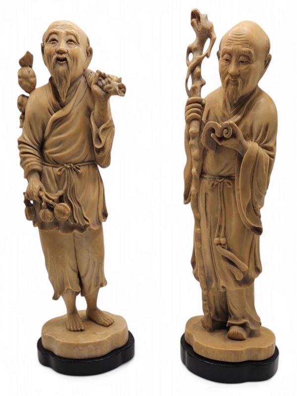 A pair of Chinese ivory carvings 