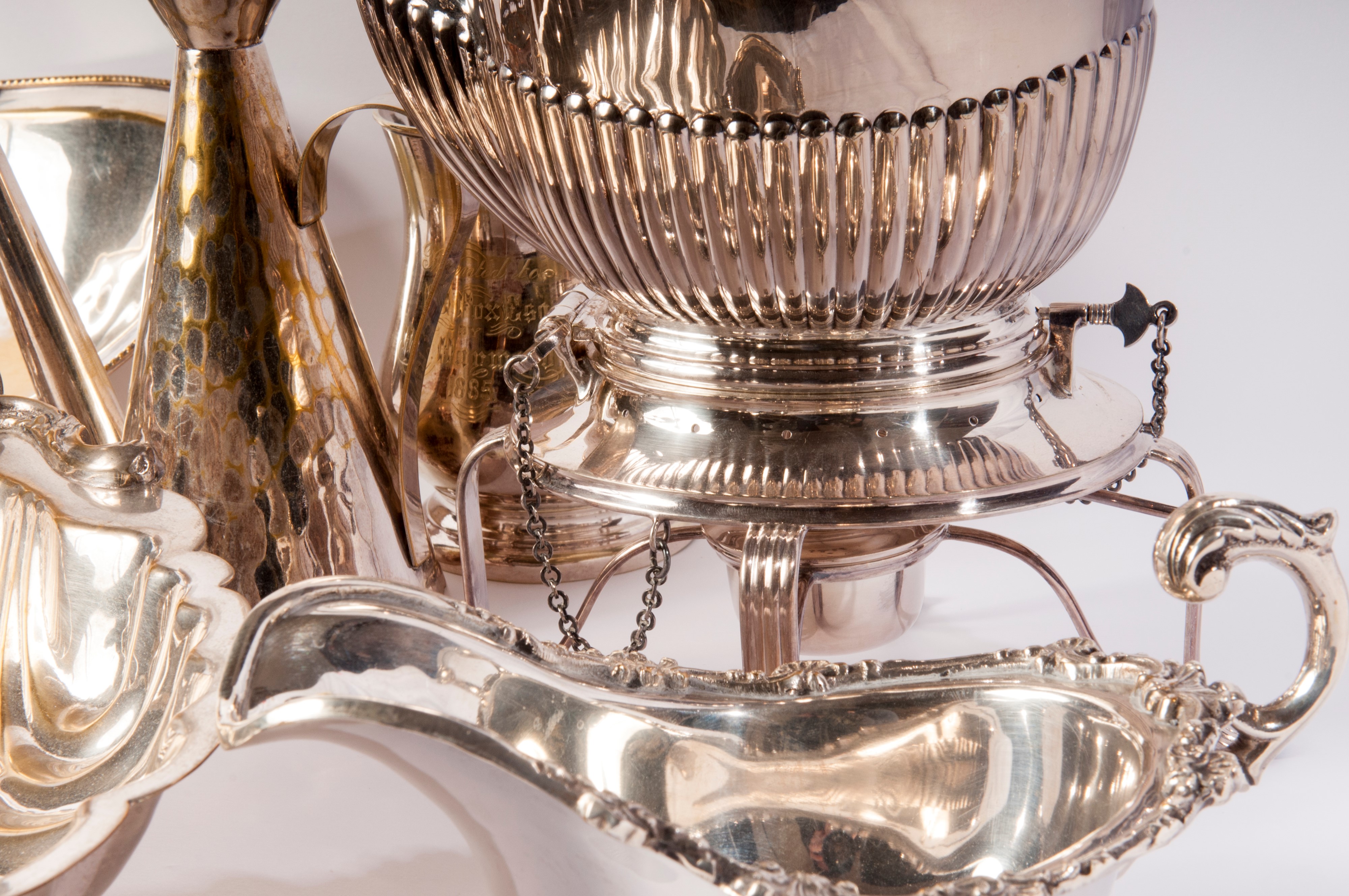 Lotto di quindici oggetti in metallo argentato e sheffield