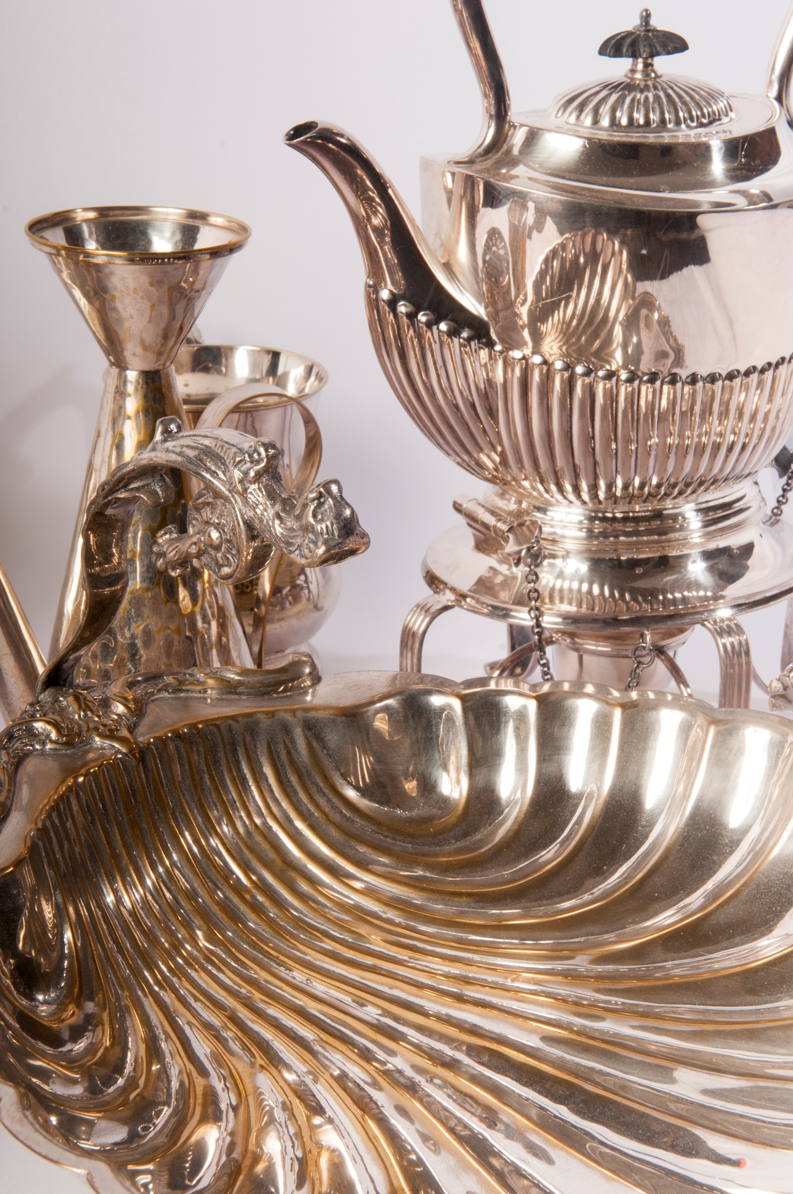 Lotto di quindici oggetti in metallo argentato e sheffield