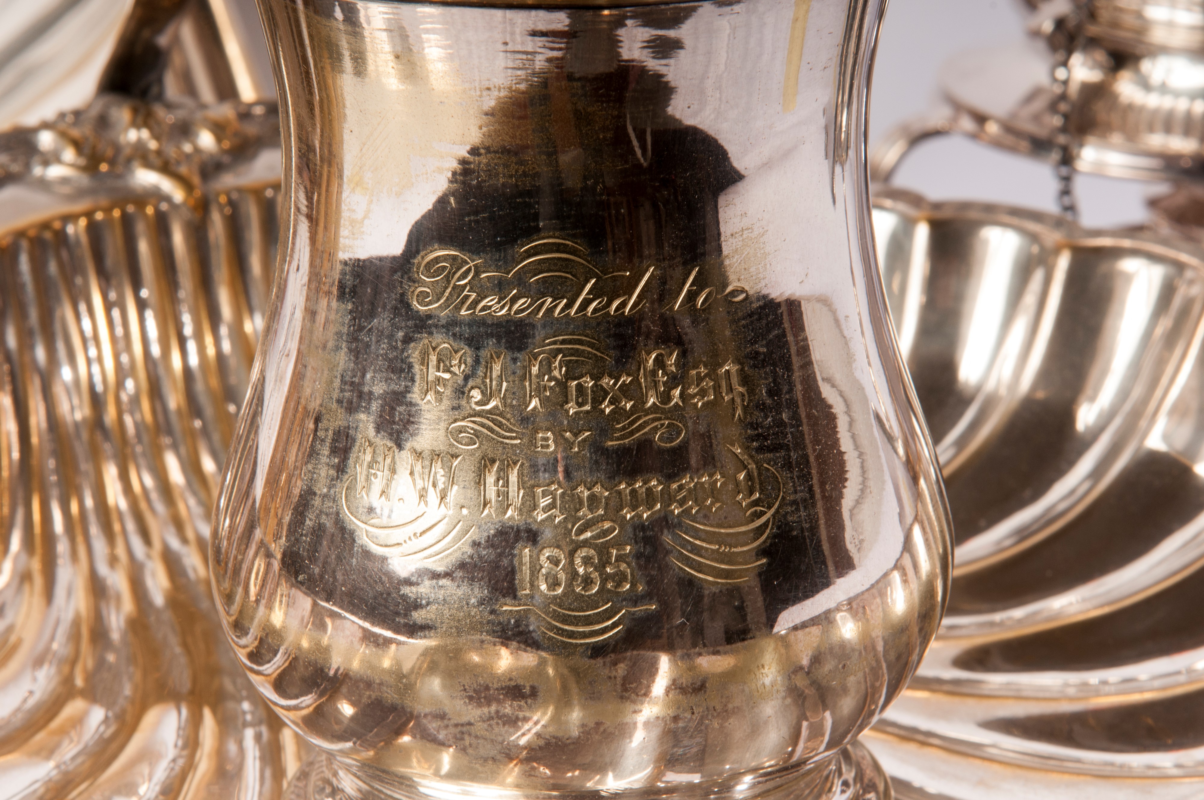 Lotto di quindici oggetti in metallo argentato e sheffield