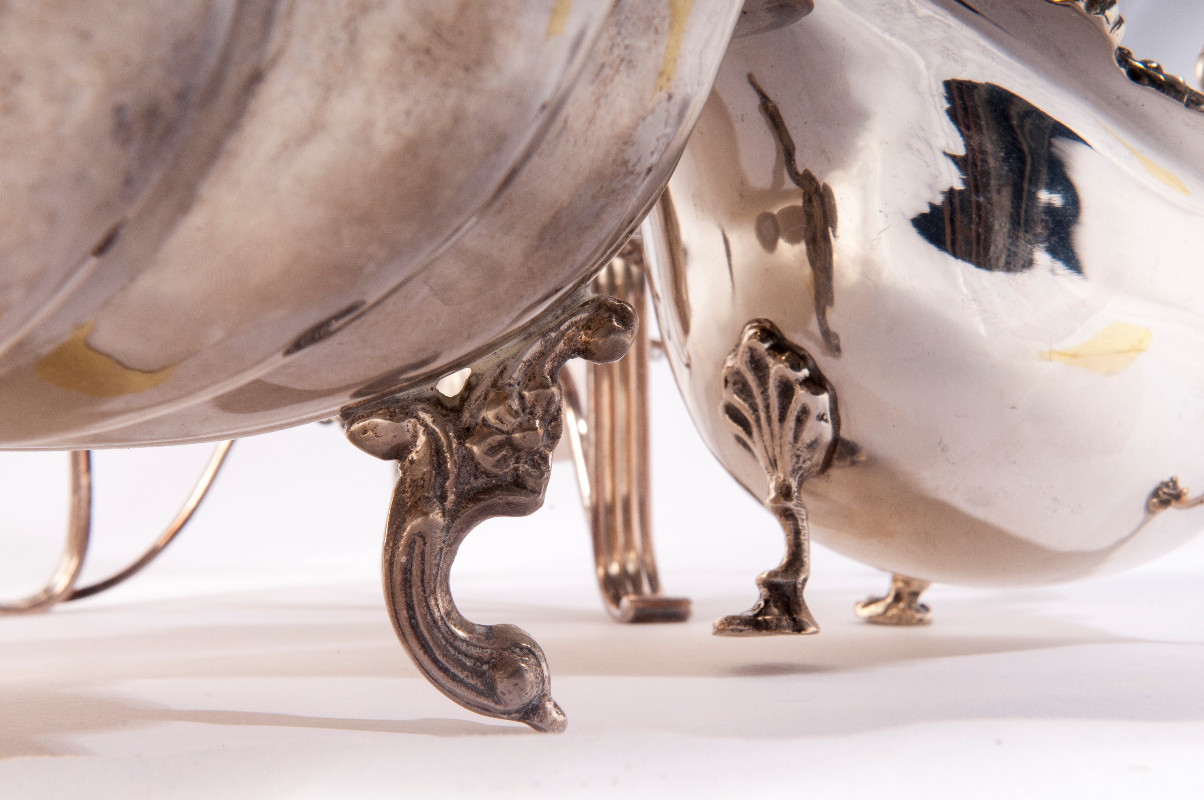 Lotto di quindici oggetti in metallo argentato e sheffield