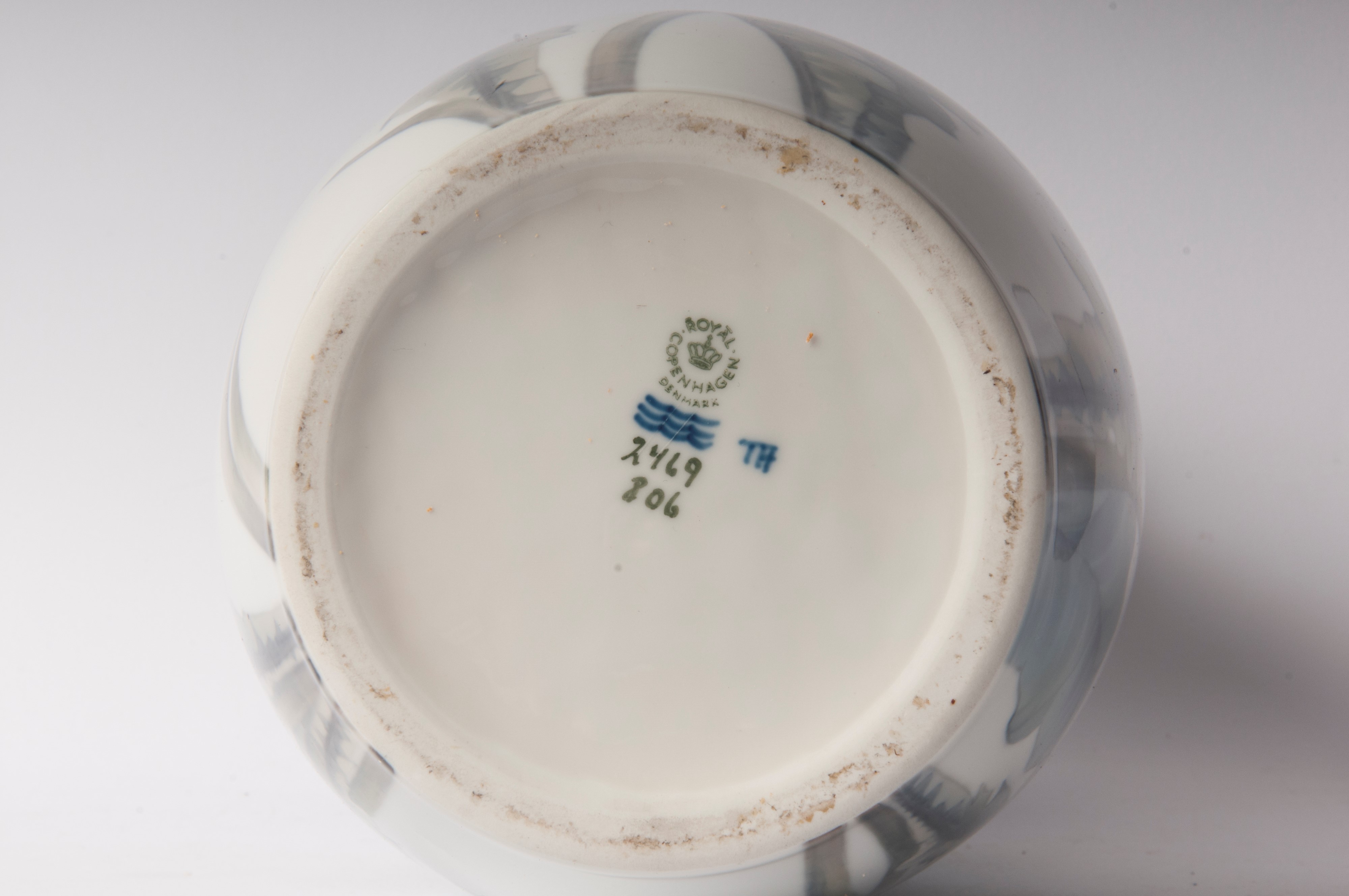 Vaso in Porcellana a Bocciolo con Alta Spalla Arrotondata