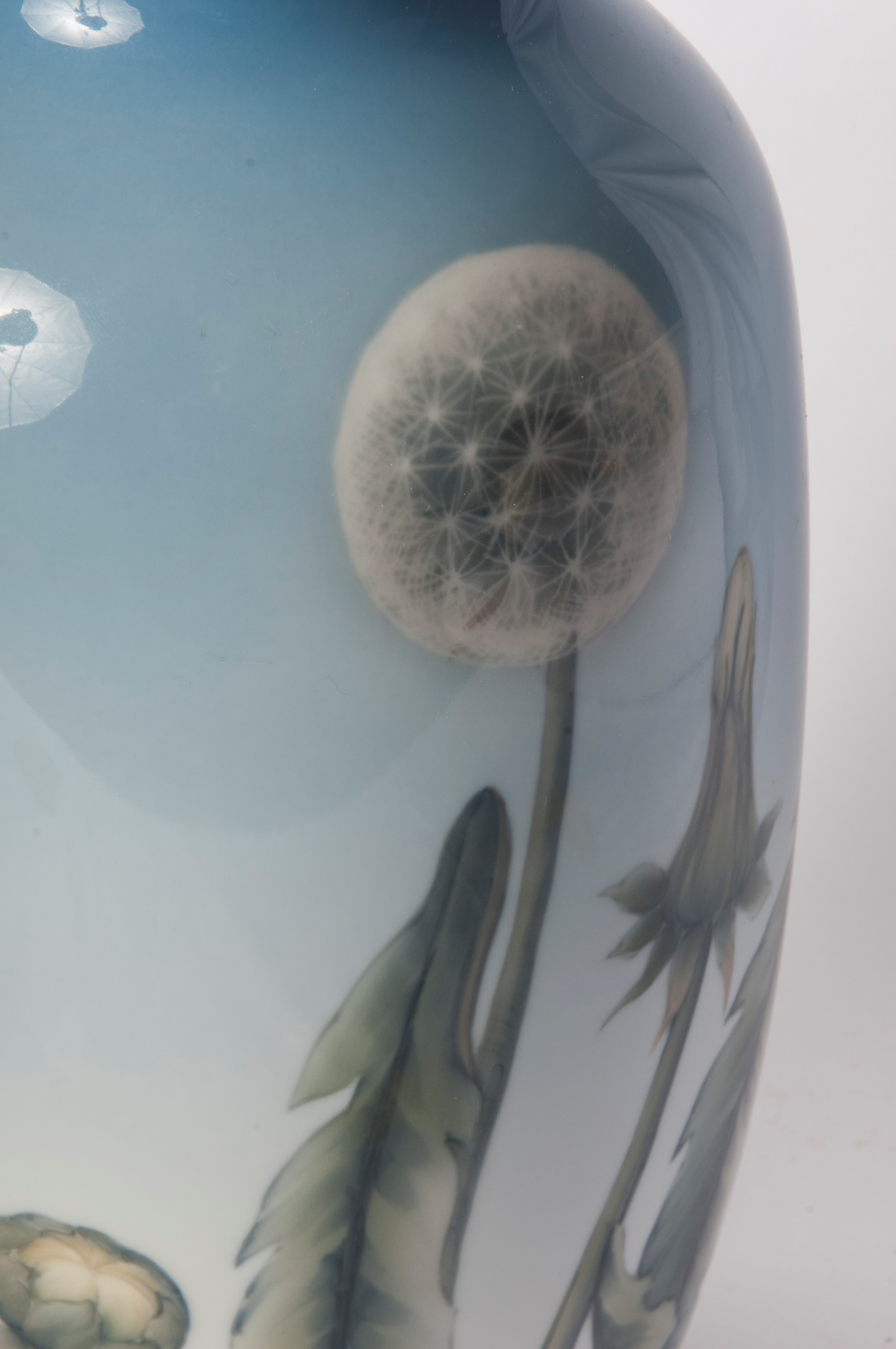 Vaso in Porcellana a Bocciolo con Alta Spalla Arrotondata